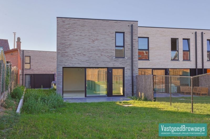 HOB met garage en zonrijke tuin nabij tal van verbindingswegen foto 4