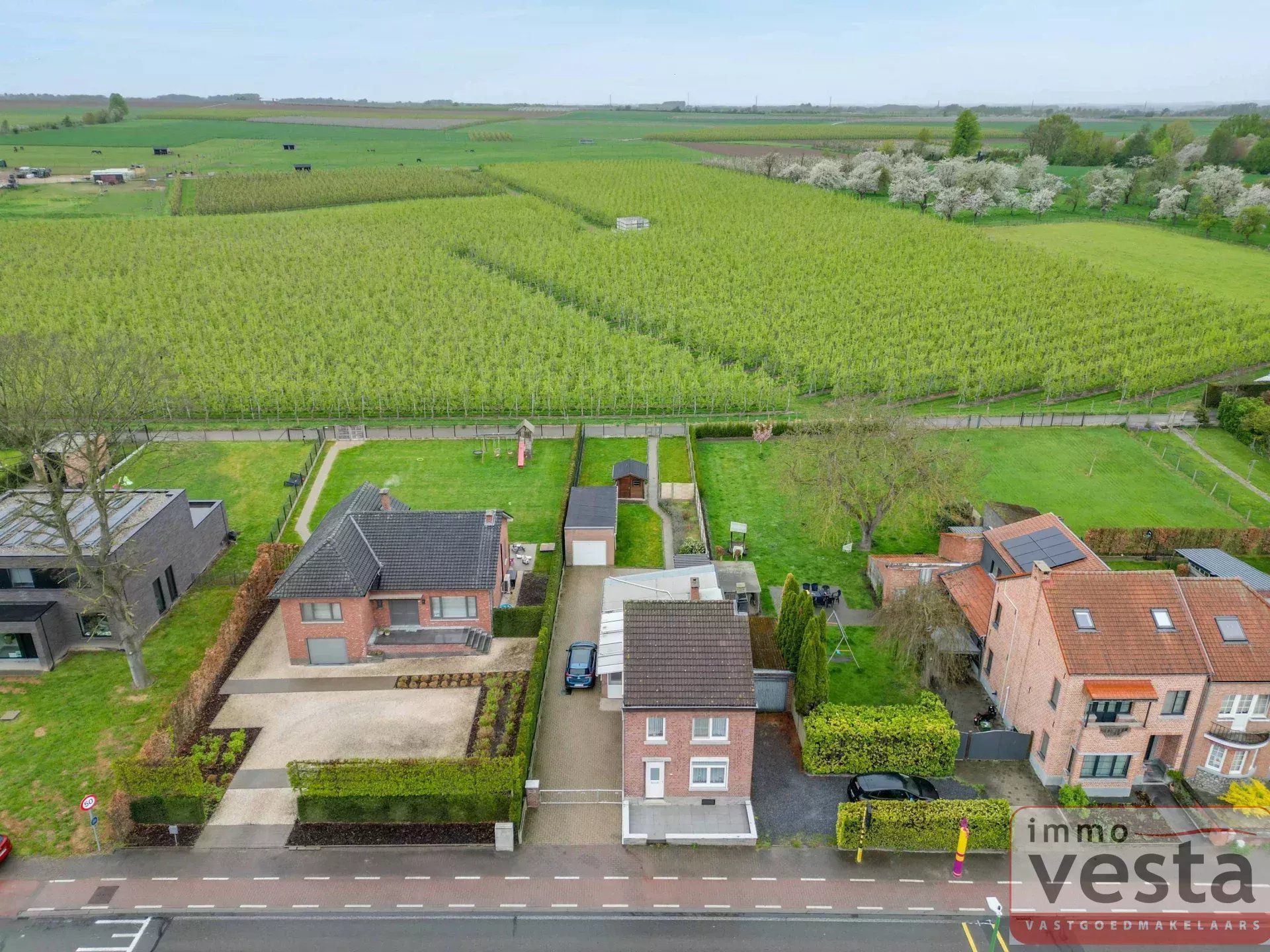 Landelijke woning met met mogelijkheid tot 4 slaapkamer, garage, tuin en toegang via achtergelegen weg. foto 3