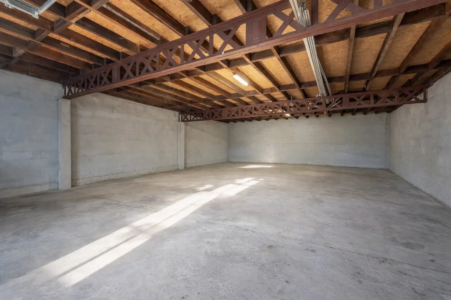 Gezinswoning met magazijn in het centrum van Waregem foto 4