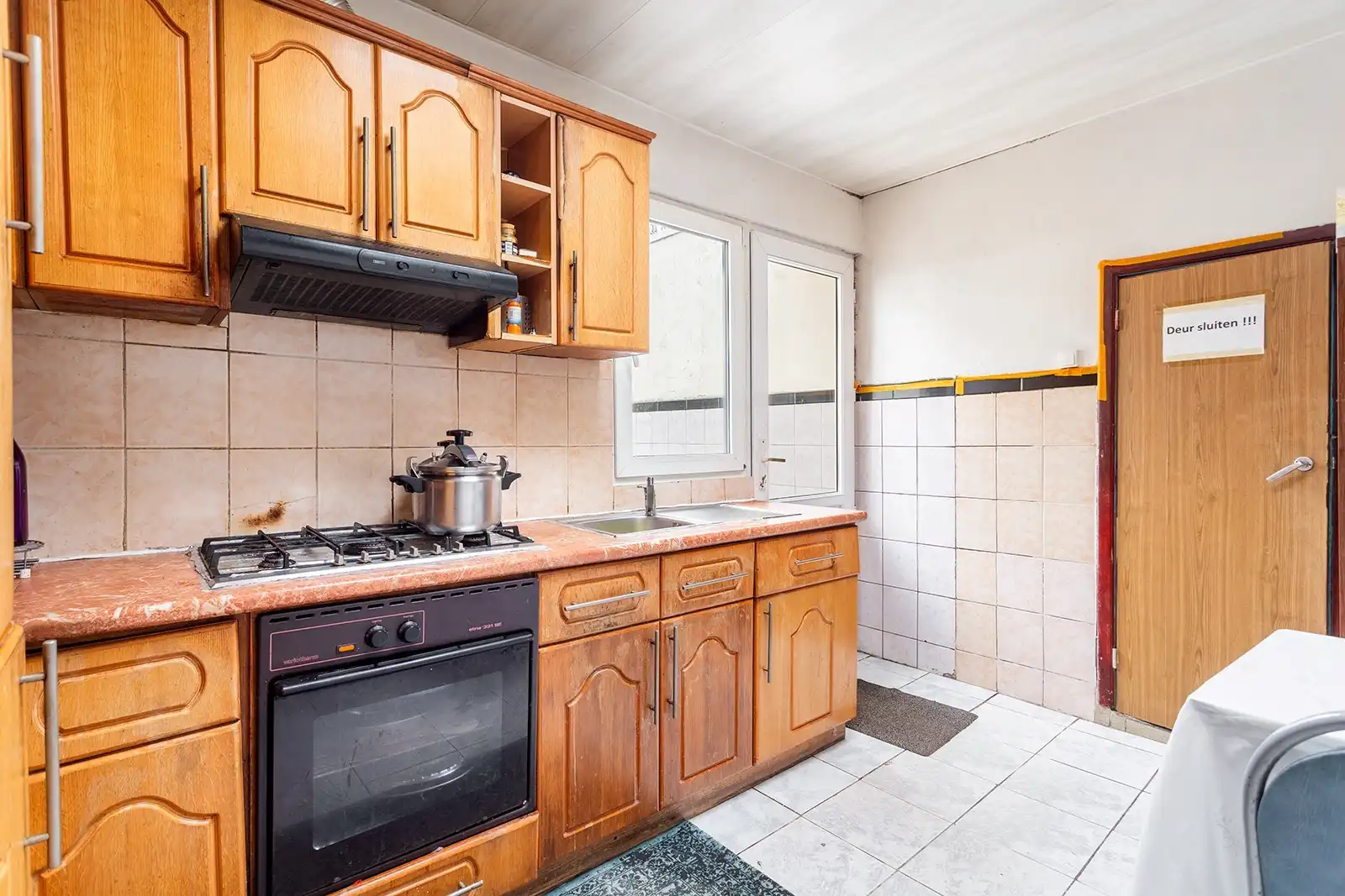 Op te frissen ruime woning met 7 slpk,3 badkamers,terras en garage foto 10