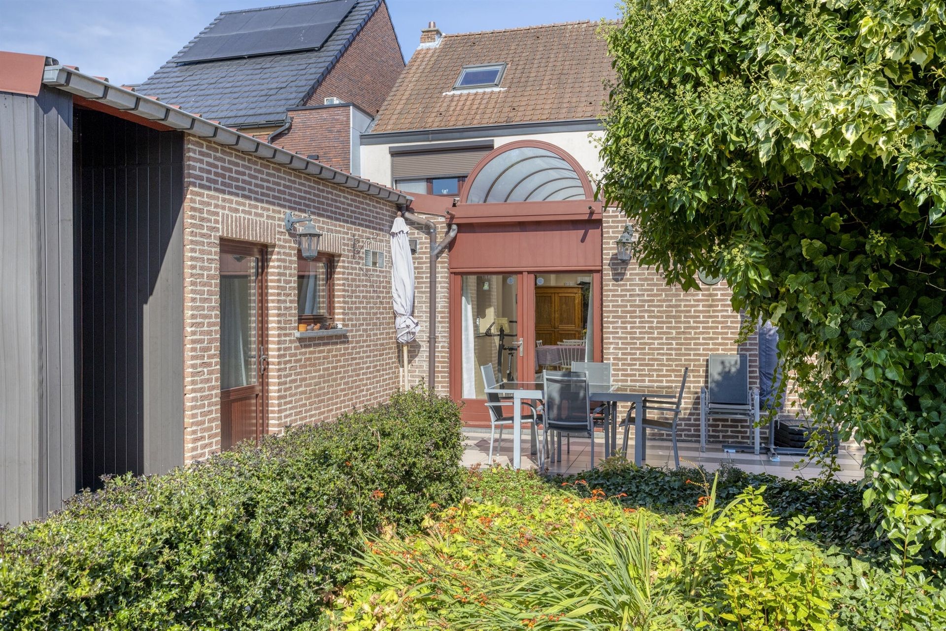 Ruime gezinswoning met zonnige tuin en garage in hartje Merchtem foto 12
