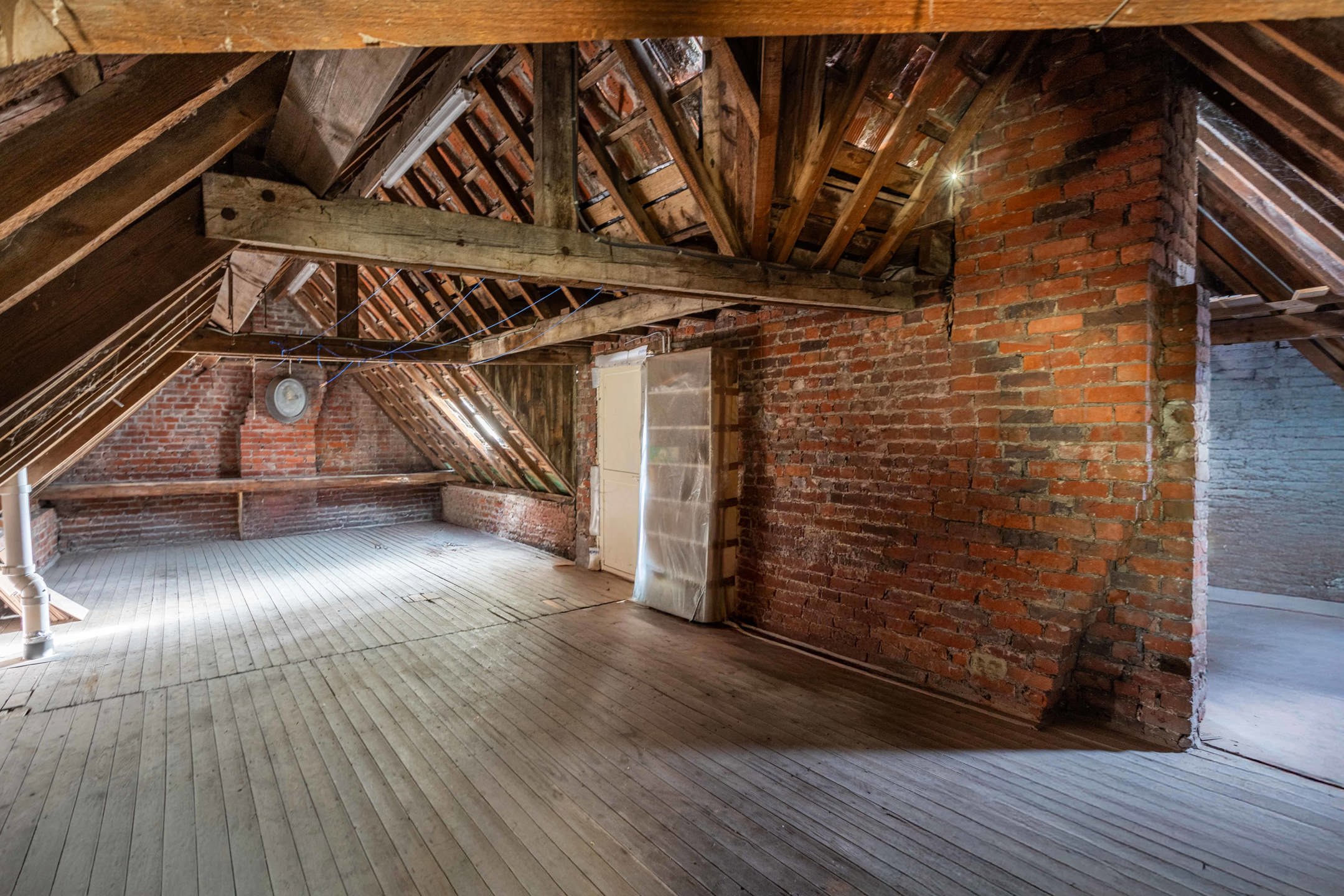  Verassend ruime, te renoveren woning in Ronse foto 19