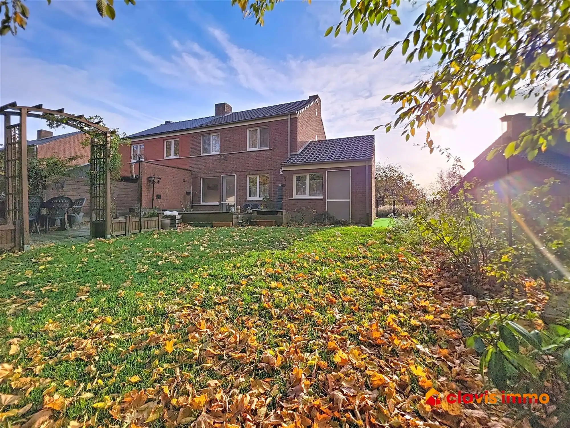 Halfopen-bebouwing in een rustige buurt foto 2