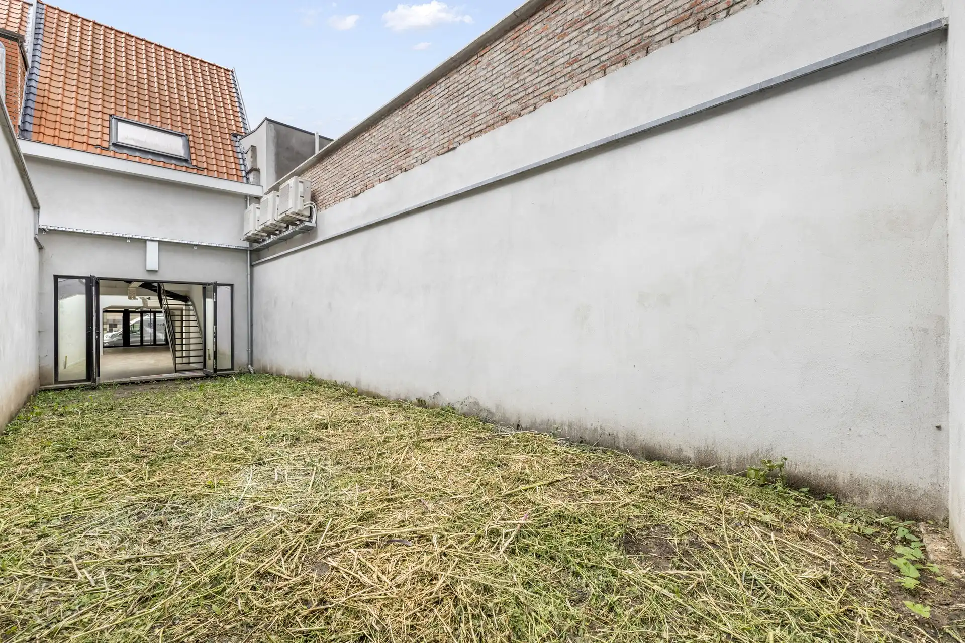 Instapklare handelsruimte met veel lichtinval en stadstuintje foto 9