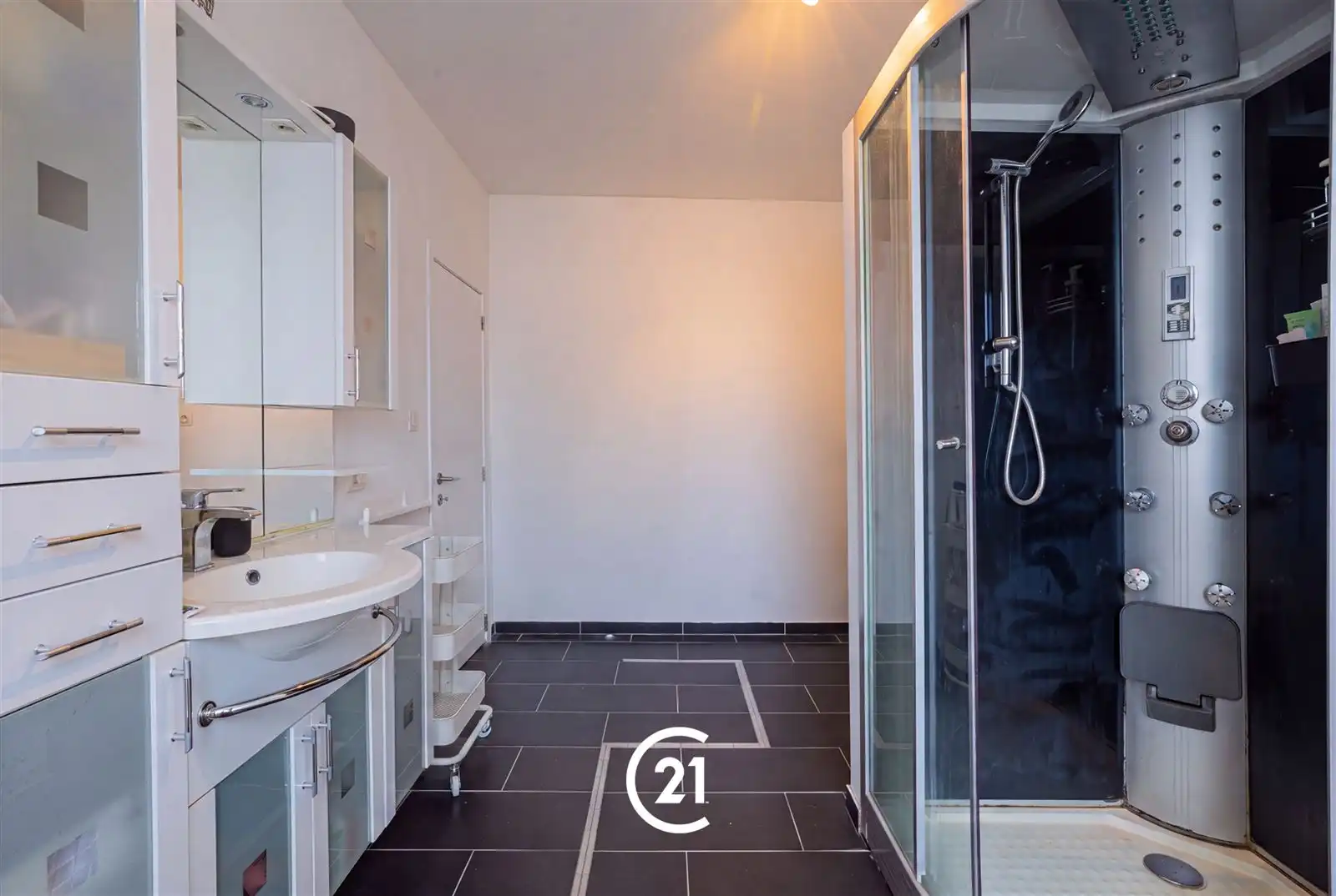 Toffe, gerenoveerde woning met 3 slaapkamers in Gent. foto 9