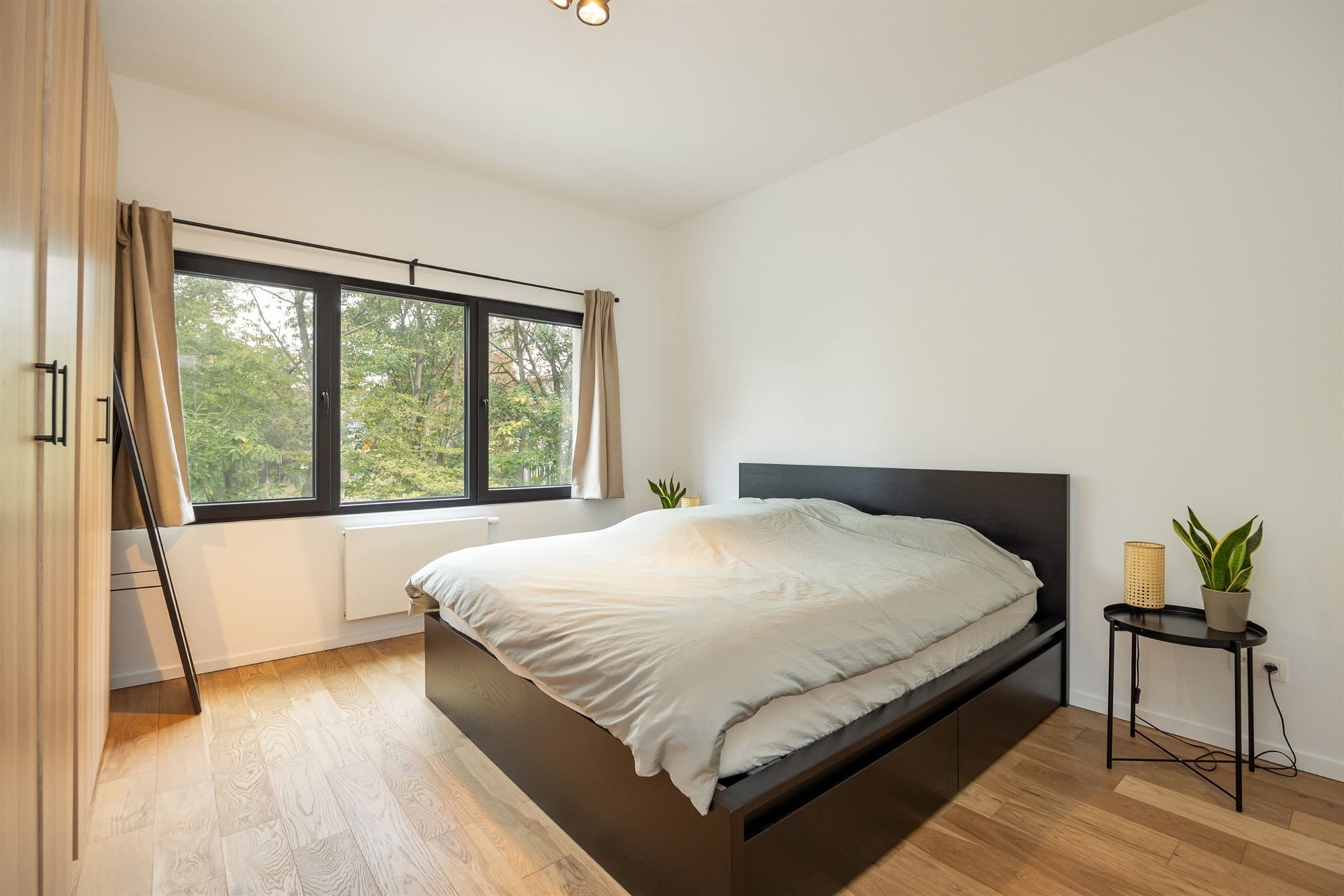 Modern gerenoveerde woning met 2 slpkmrs. en tuin foto 15