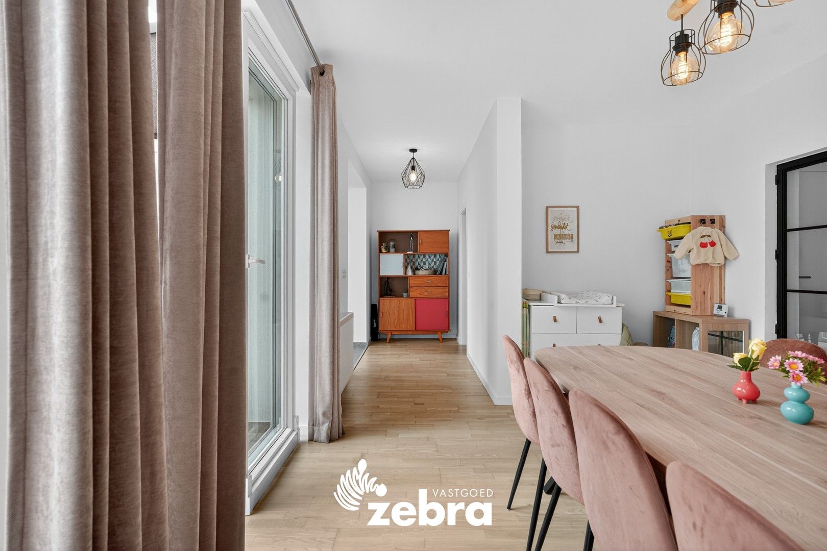 Gerenoveerde woning met 4 slaapkamers, tuin en garage te Meulebeke! foto 3
