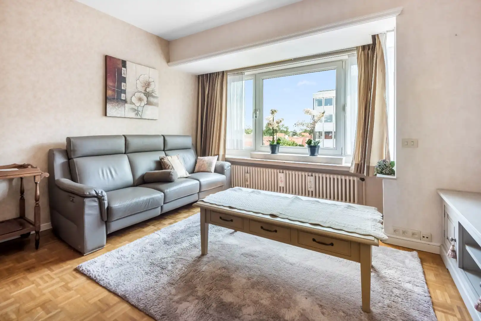 Aangenaam appartement met open zicht gelegen aan de zuidkant van het Burgemeester Frans Desmidtplein.  foto 2