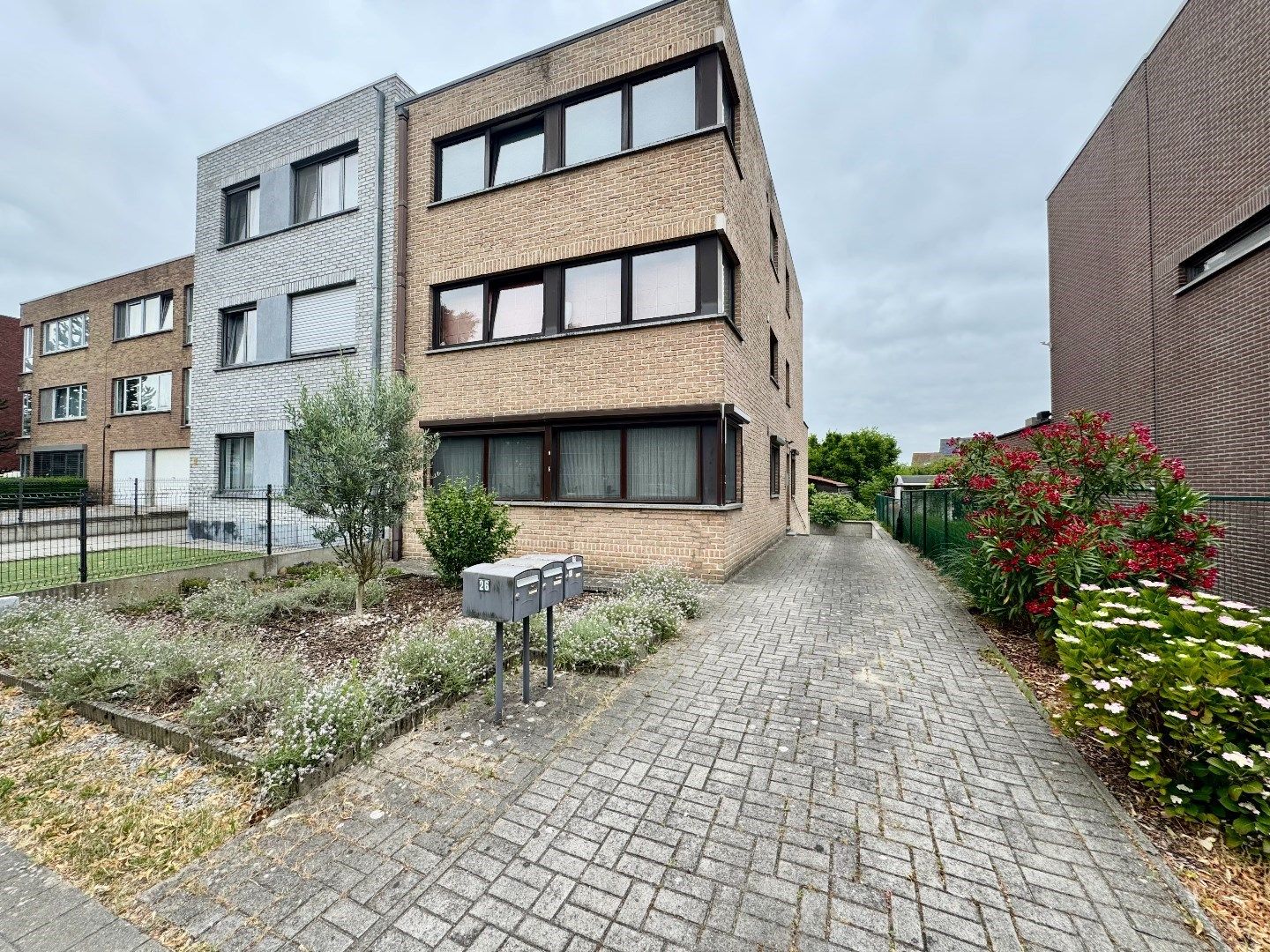 AFSPRAKEN ENKEL VIA MAIL!!  Te huur: gelijkvloers appartement in het centrum van Machelen foto {{pictureIndex}}
