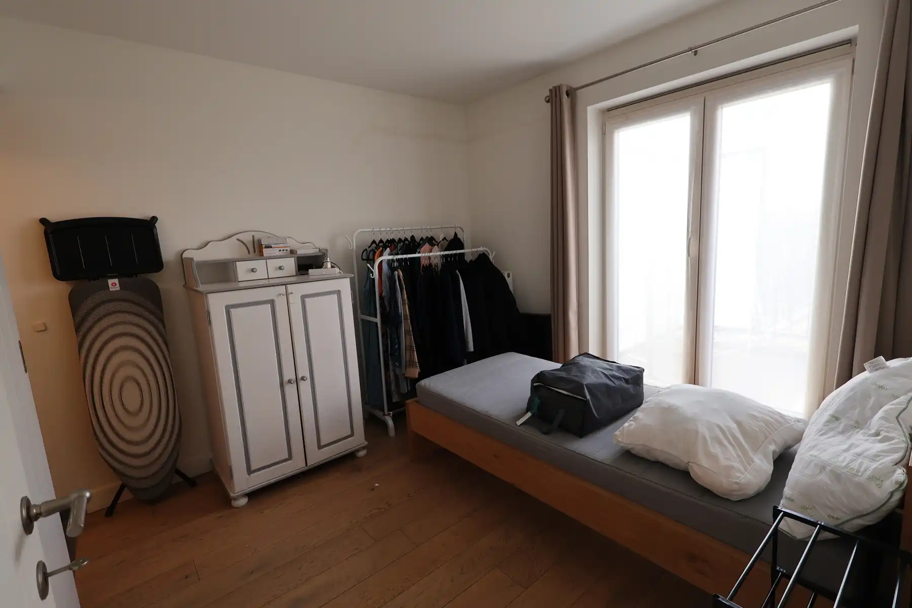 Appartement op de tweede verdieping achteraan met 1 slaapkamer, terras, autostaanplaats en lift in het gebouw. foto 4
