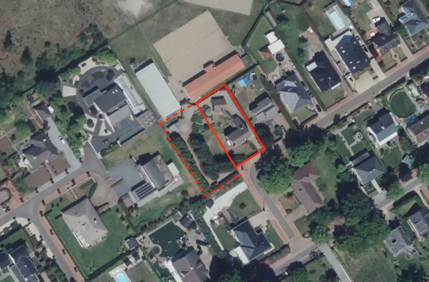 Royale gezinswoning met 4 slaapkamers op toplocatie, inclusief naastliggend perceel grond foto 2