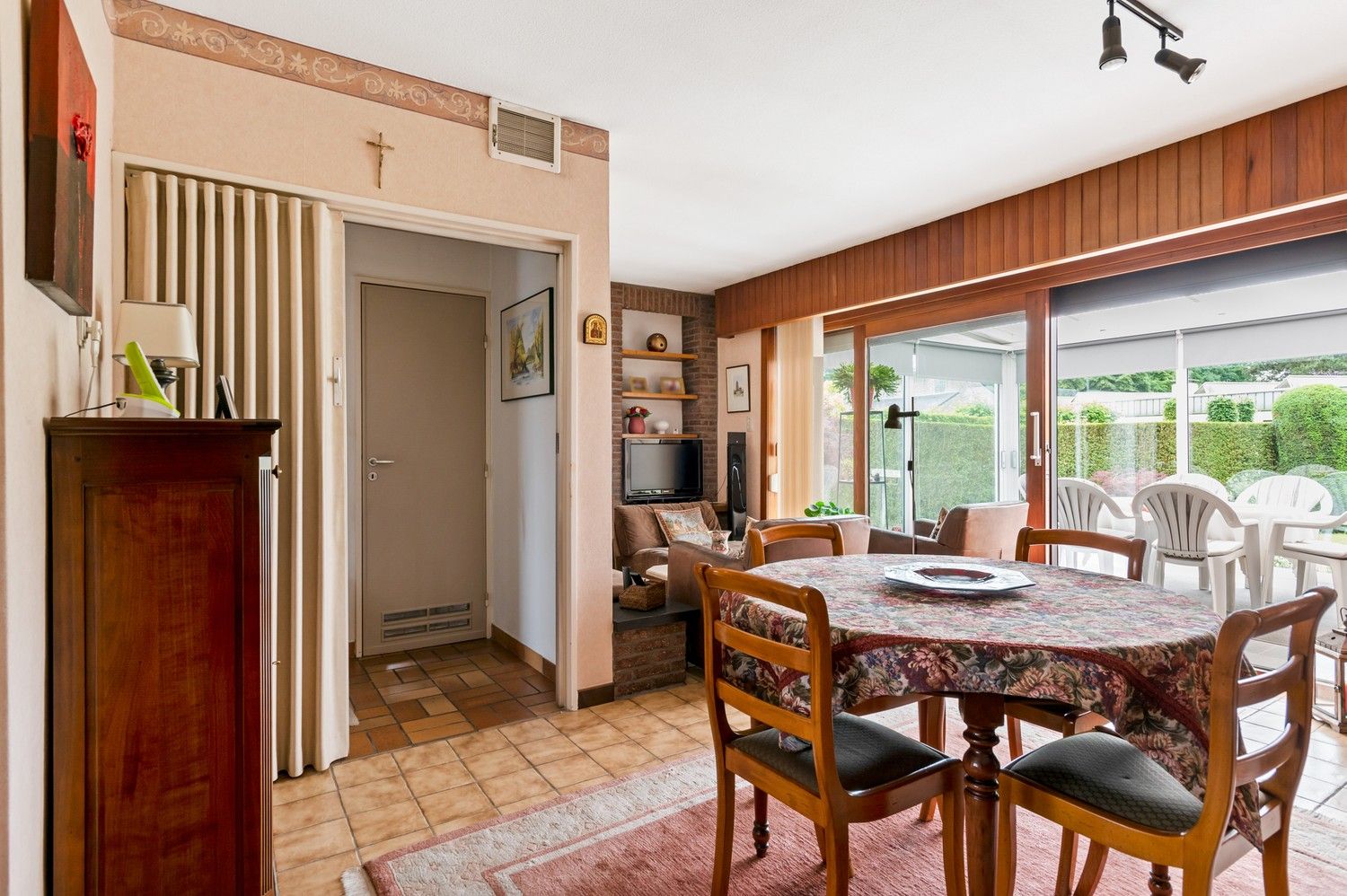 Perfect onderhouden doch deels te renoveren HOB met drie slaapkamers en tuin in Mol! foto 4