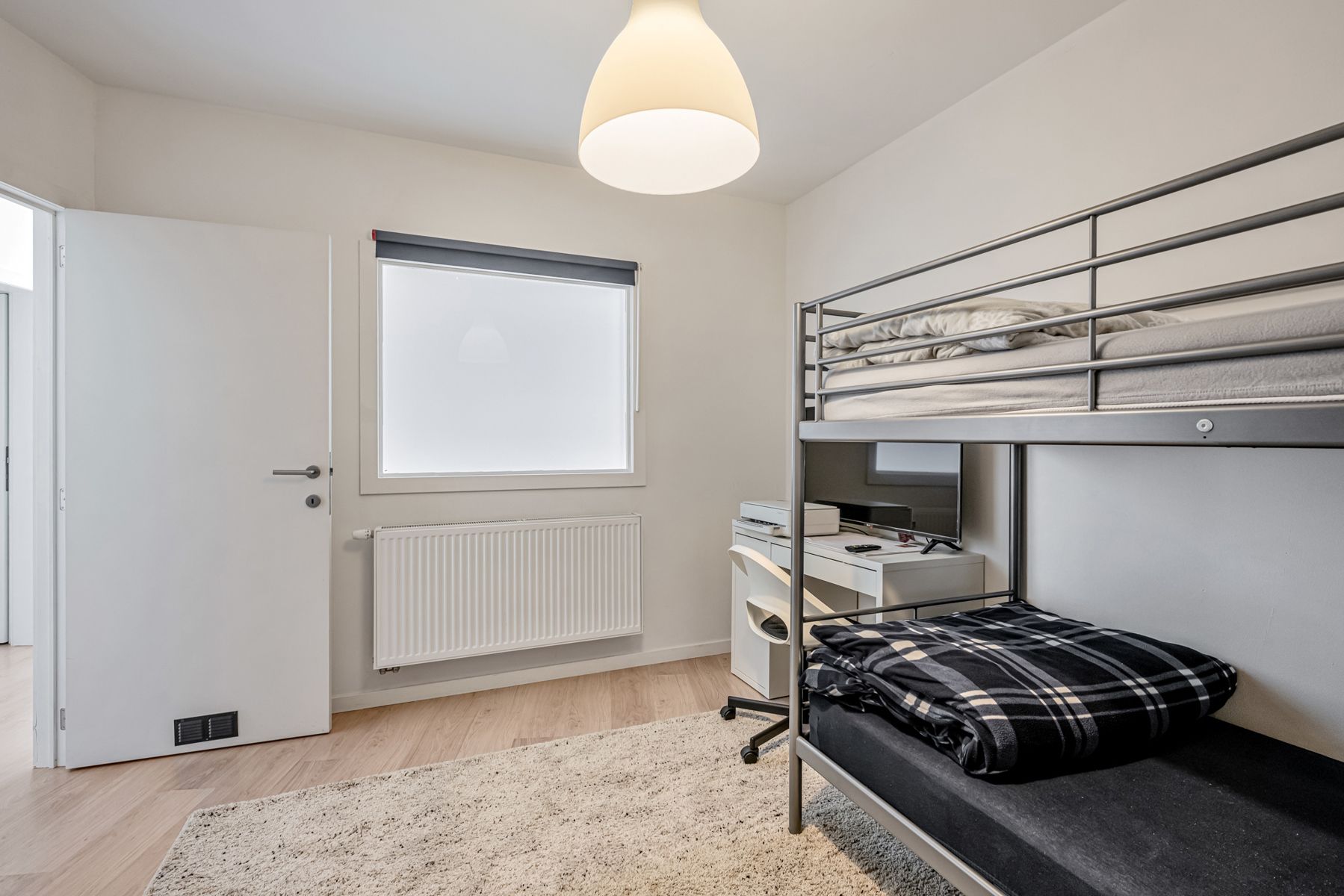 Gelijkvloers, gerenoveerd appartement met twee slaapkamers foto 9