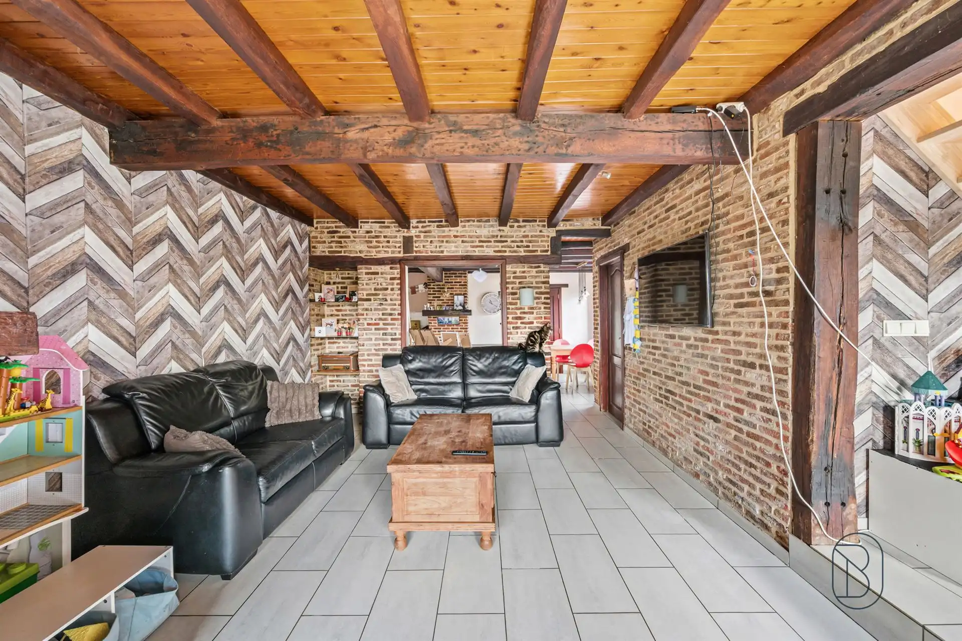 Ruime woning met 4 slpk, garage en bijgebouw op 2.279 m² foto 9