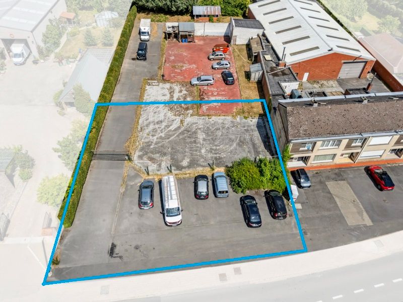 Hooglede-centrum. Mooi perceel bouwgrond van +/- 920m2 voor een project van +/- 3 woningen. Straatbreedte van +/- 28m. Geen bouwverplichting / blanco bodemattest! foto {{pictureIndex}}