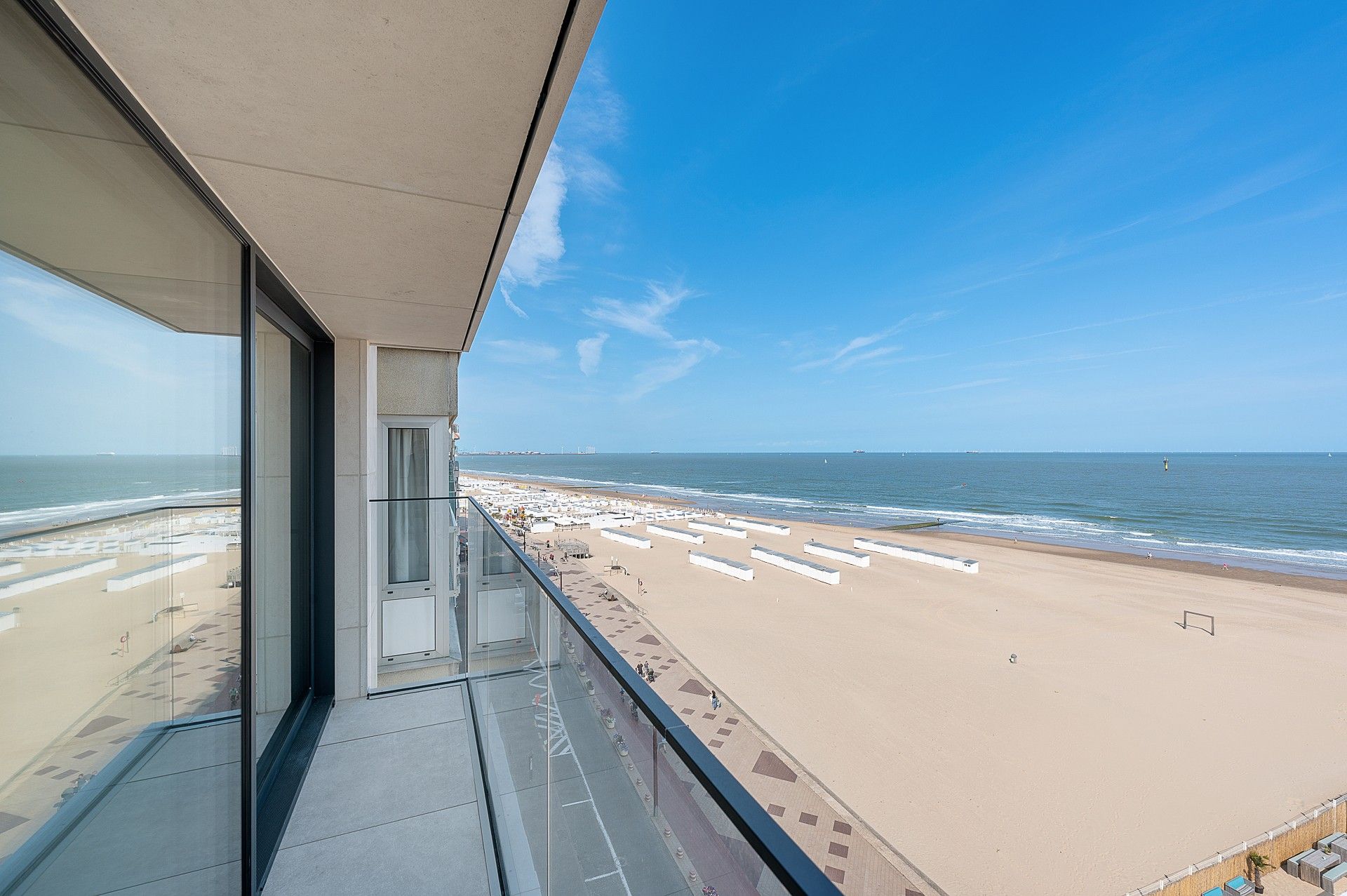 Exclusief en luxueus gerenoveerd appartement met frontaal zeezicht op topligging in Het Zoute foto 23