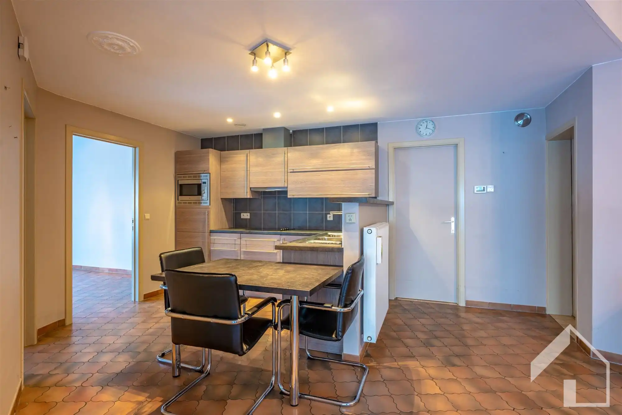 Ruim gelijkvloers appartement met garage en oprit foto 8