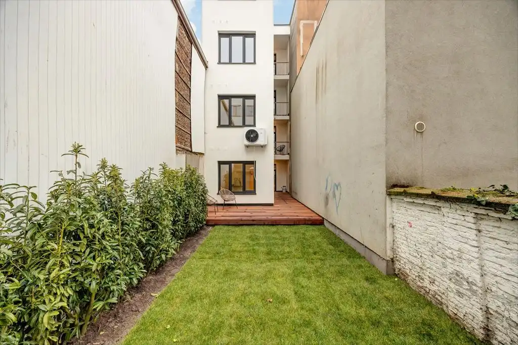 Gerenoveerd gelijkvloers appartement met grote tuin foto 7