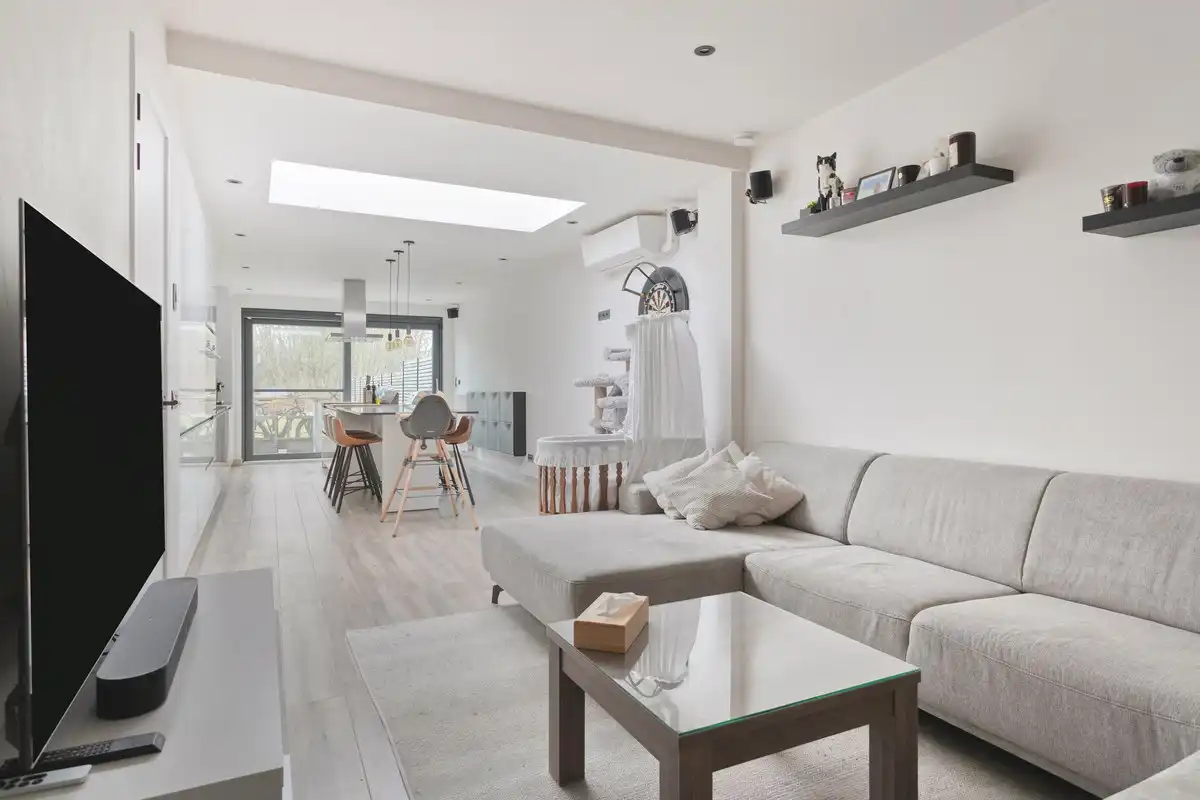 Gerenoveerde woning te koop in Heule met EPC A, conforme elektriciteit en ruime slaapkamers. foto 2