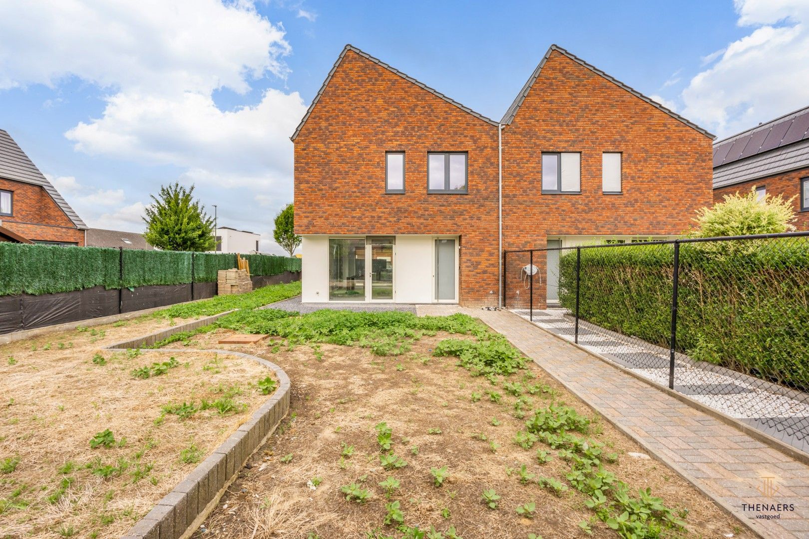 Moderne half‑open bebouwing met 3 slaapkamers op een rustige ligging. foto {{pictureIndex}}