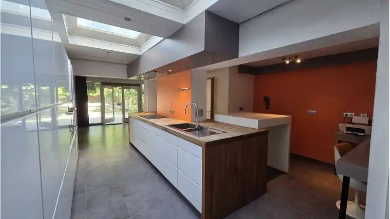 Instapklare 2-slaapkamerwoning met GARAGE, TUIN en ZWEMBAD te koop in Sint-Kruis Brugge foto {{pictureIndex}}