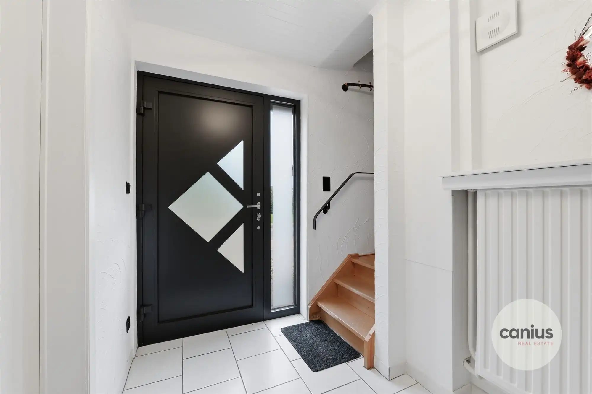 INSTAPKLARE EN VERZORGDE HALFOPEN BEBOUWING MET RUIME TUIN EN DRIE SLAAPKAMERS IN LANDEN foto 4