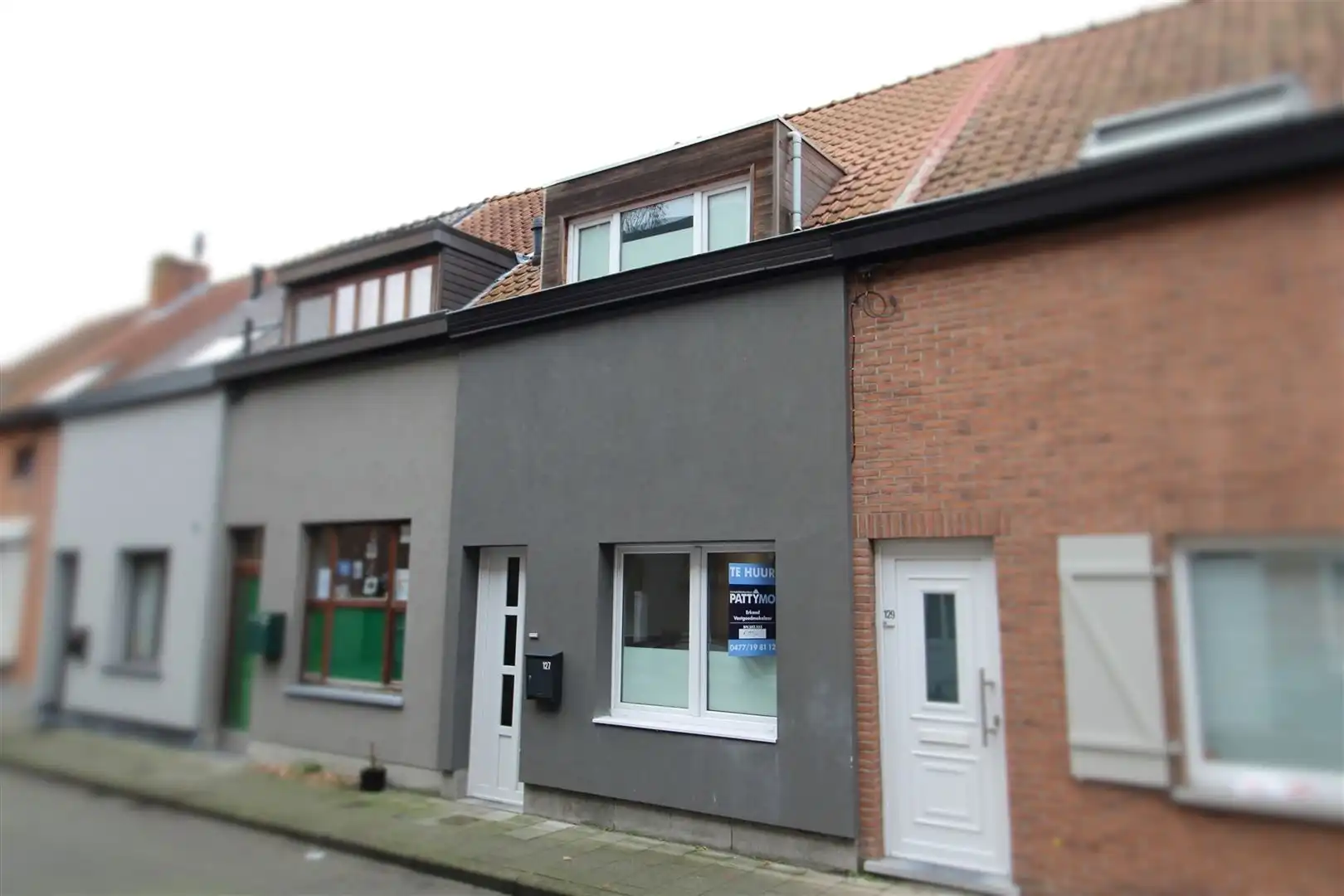 Recent gerenoveerde rijwoning met koer foto {{pictureIndex}}