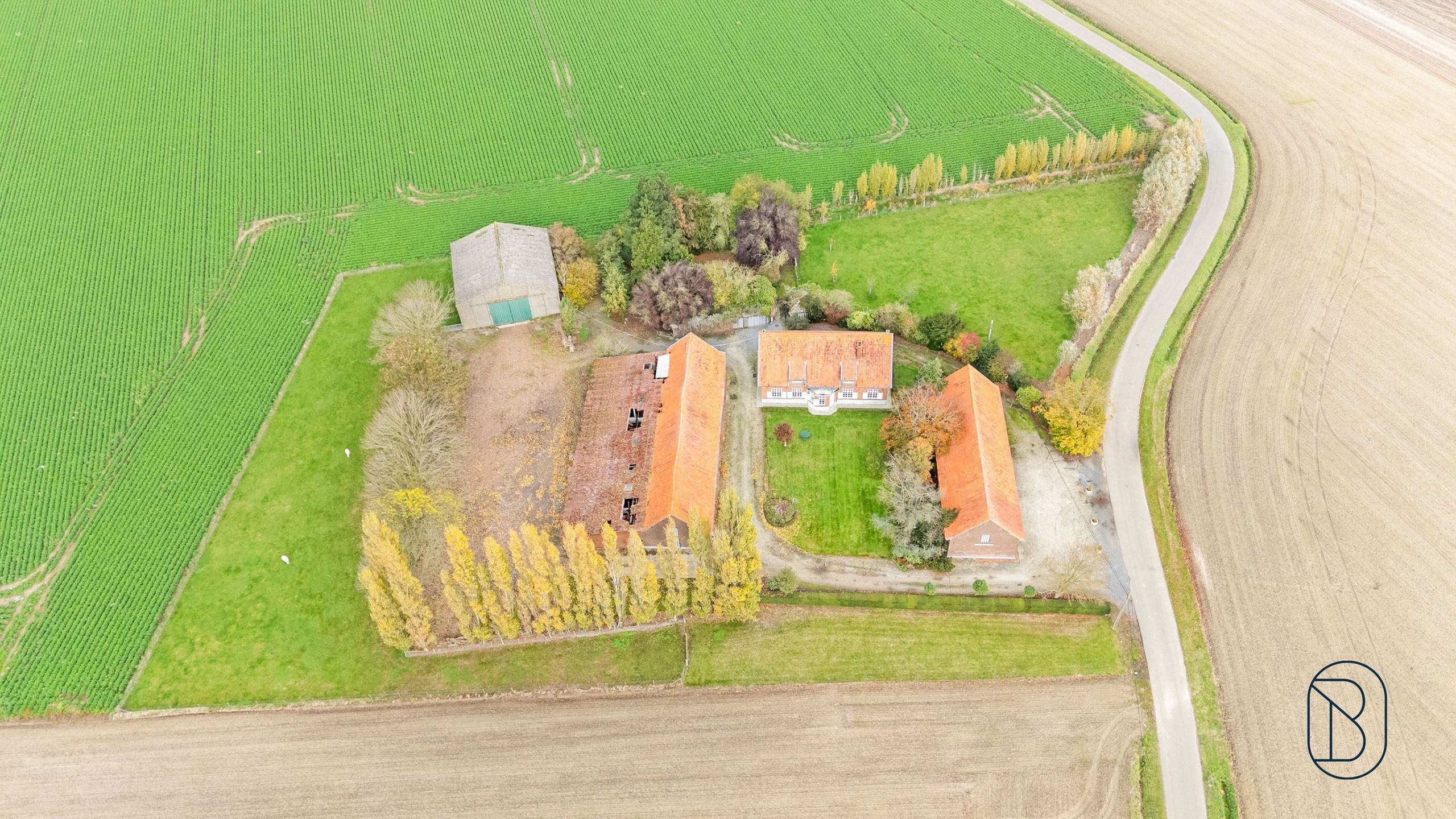 Unieke charmante vierkantshoeve op 1 hectare grond te Ieper foto 2