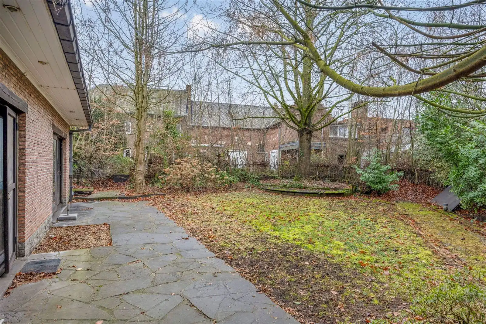 Villa op te frissen in hartje Pajottegem foto 3