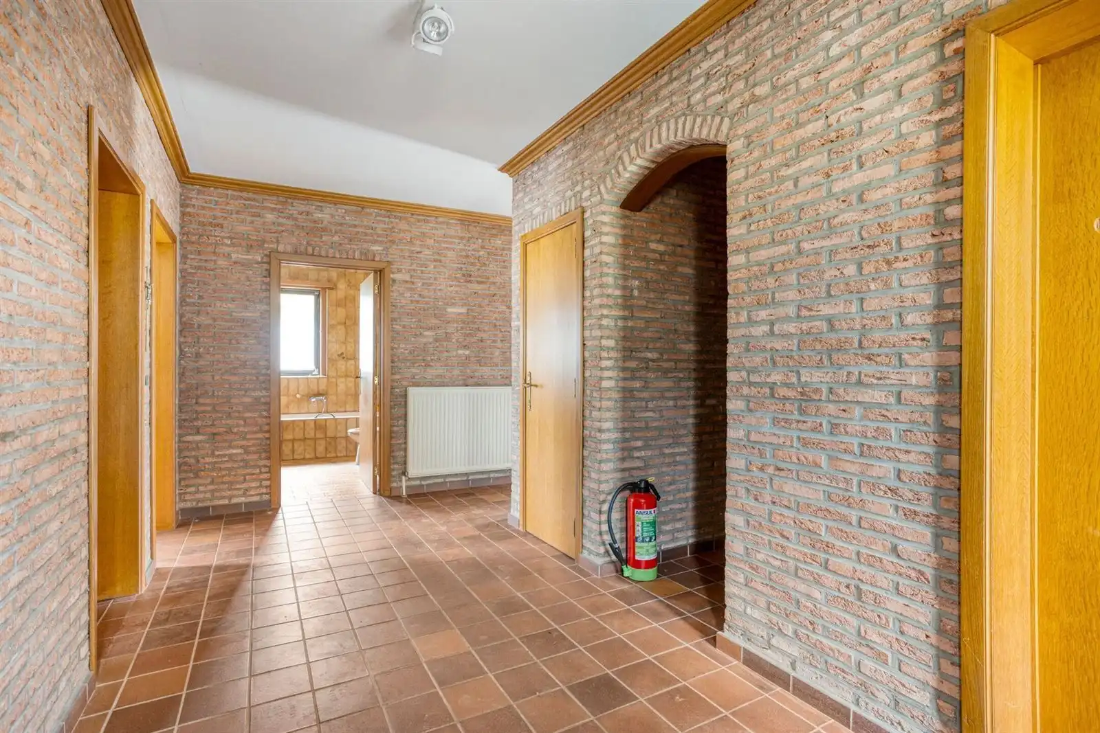 Villa op te frissen in hartje Pajottegem foto 3