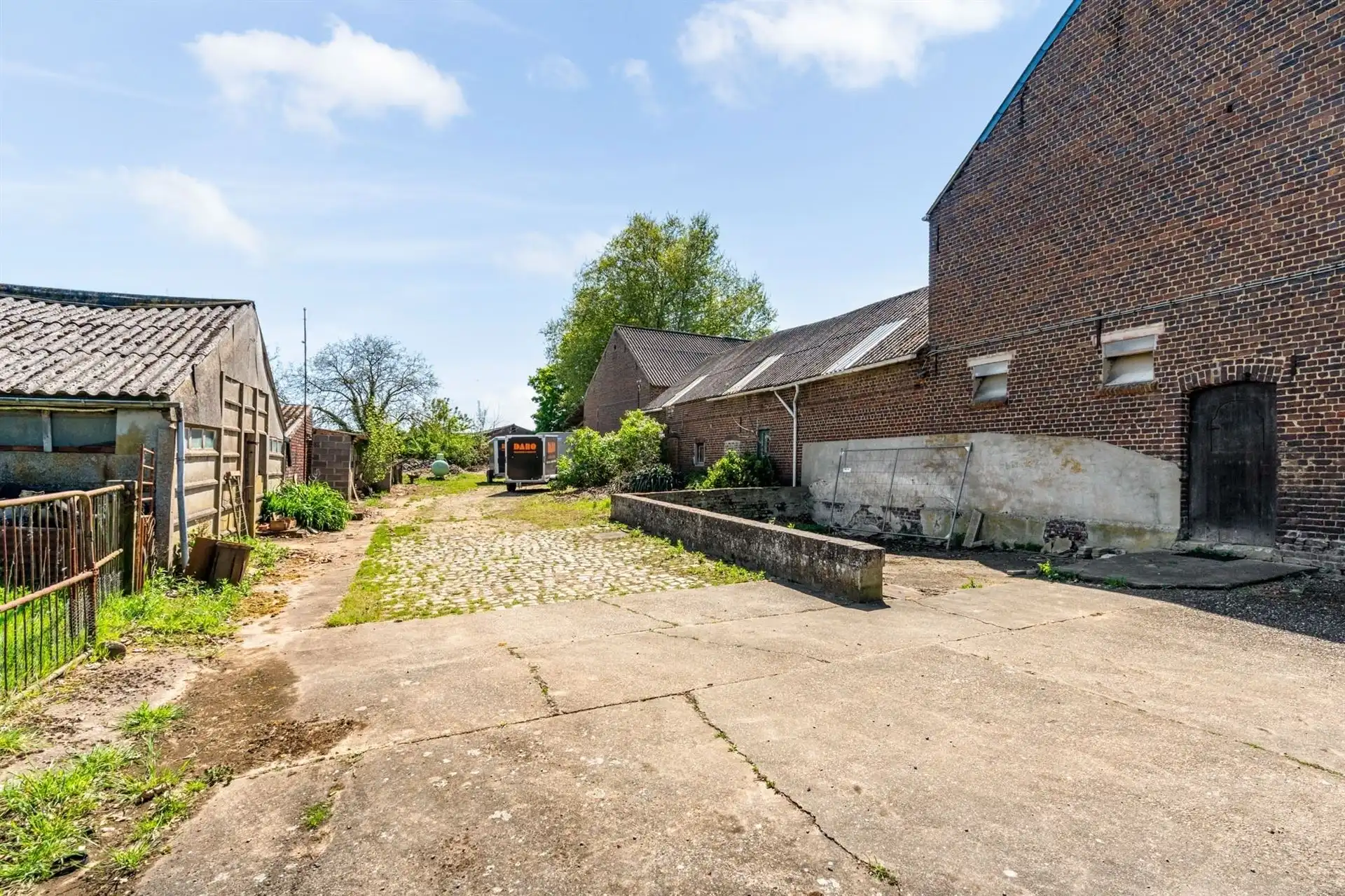Te renoveren vierkantshoeve met achterliggende grond. foto 4
