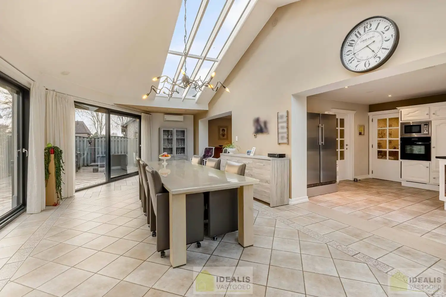 IDEALIS VASTGOED – ROYALE, INSTAPKLARE EN ZEER GOED ONDERHOUDEN GEZINSWONING OP EEN RUIM EN RUSTIG PERCEEL VAN 44A 33CA MET 5 KNAPPE SLAAPKAMERS, HEERLIJKE VERANDA, VRIJSTAANDE GARAGE EN 32 ZONNEPANELEN MÉT CERTIFICATEN ÉN ZONNEBOILER - De woning omvat maar liefst +- 265m² bewoonbare oppervlakte met ruime woonkamer, uitgeruste keuken, 5 slaapkamers, badkamer, vrijstaande garage én 32 zonnepanelen. De woning is rustig gelegen op een perceel met een opp. van 44a 33ca. foto 17