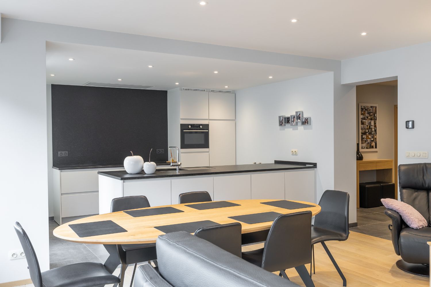 Gerenoveerd 2-slaapkamer appartement met inpandige garage in hartje Oostende foto 3