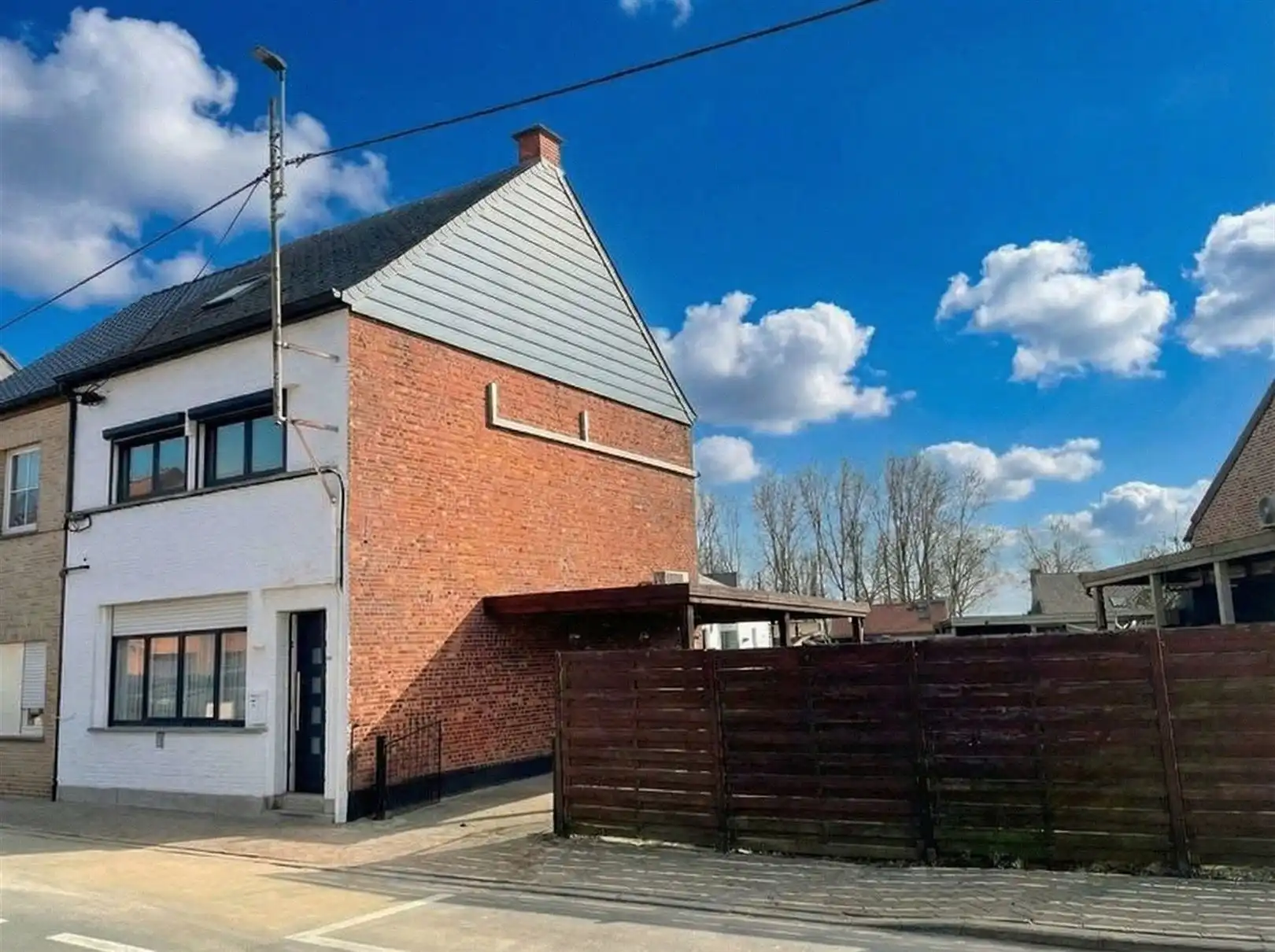Hoofdfoto van de publicatie: Halfopen bebouwing - 3 slpks - carport - tuin 2 are 73 ca