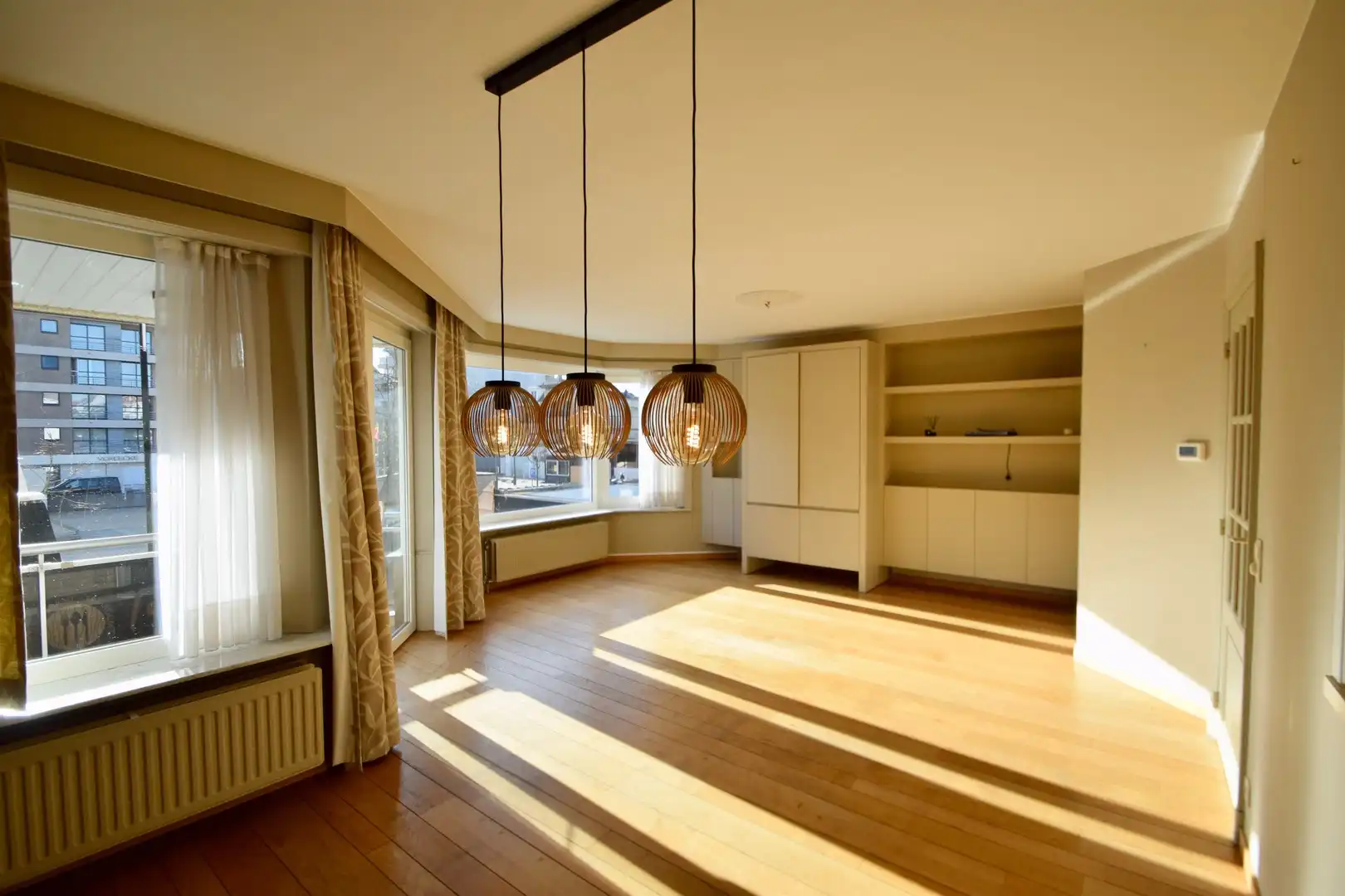 Twee slaapkamer appartement met terras gelegen aan het Alfred Verweeplein, centrum Knokke. foto {{pictureIndex}}