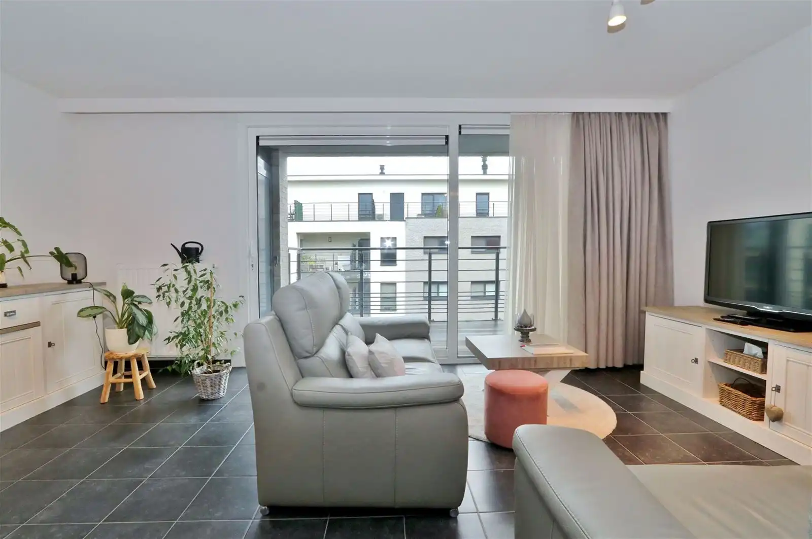 Appartement 3de verdieping met 2 slaapkamers, terras en staanplaats foto 4
