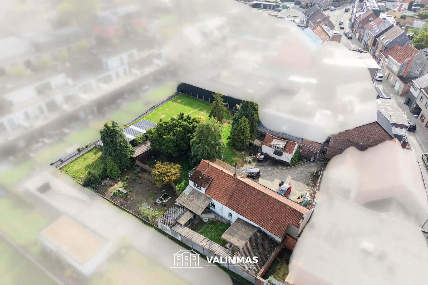 Ruime, nog te renoveren hoeve met tuin, garage & bijgebouwen foto 5