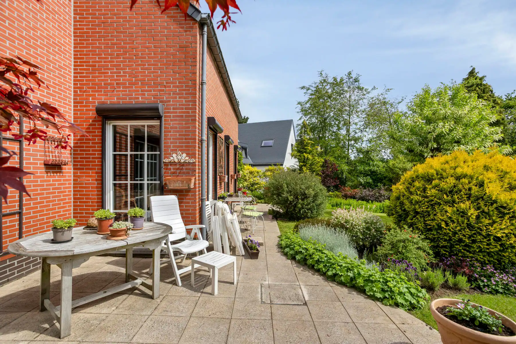 Uiterst residentieel gelegen villa met prachtige tuin foto 15