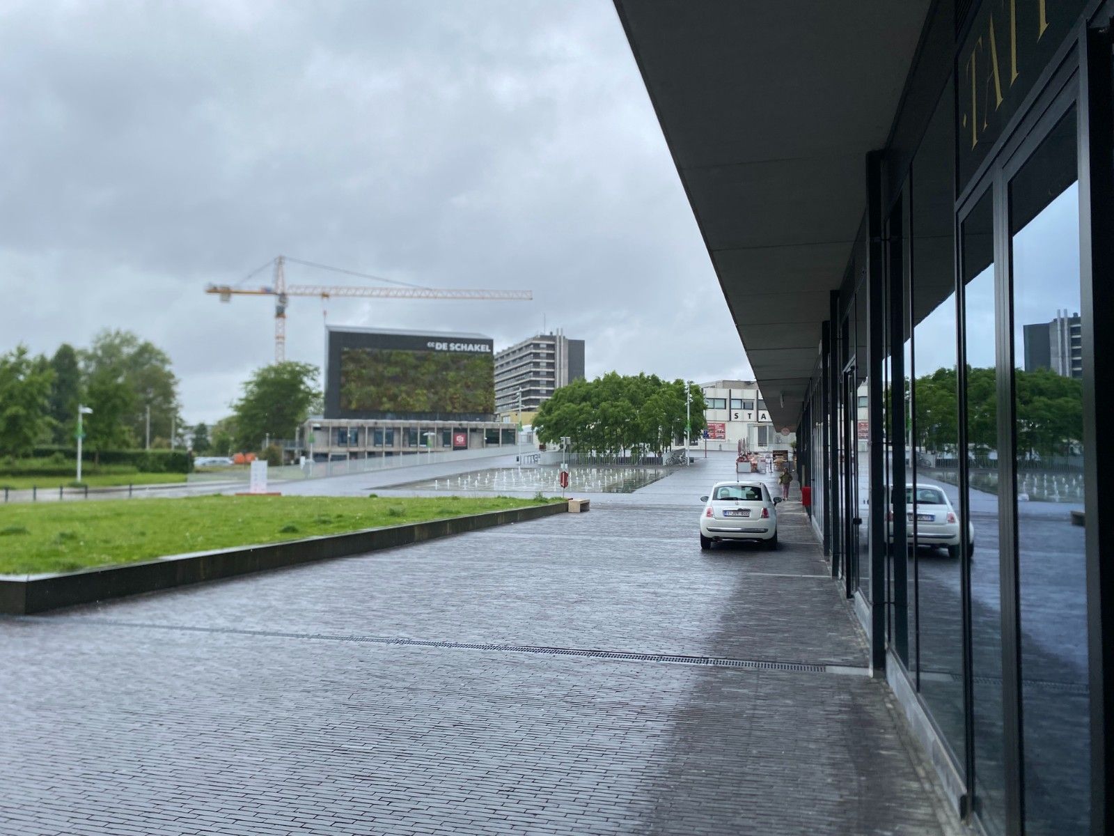 Uitstekend Gelegen Handelspand te huur met Grote Façade in Waregem foto 3