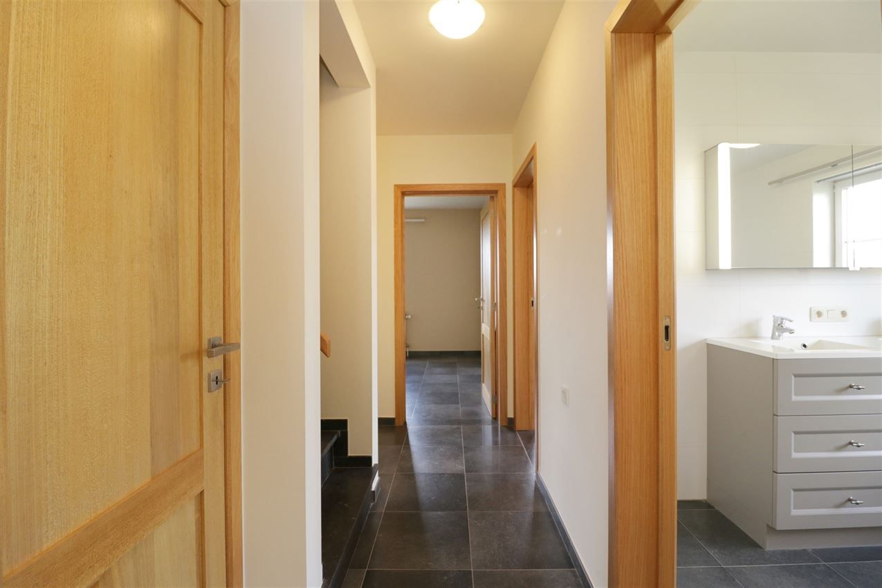 Recente woning met vier slpk, tuin, garage op rustige locatie foto 18