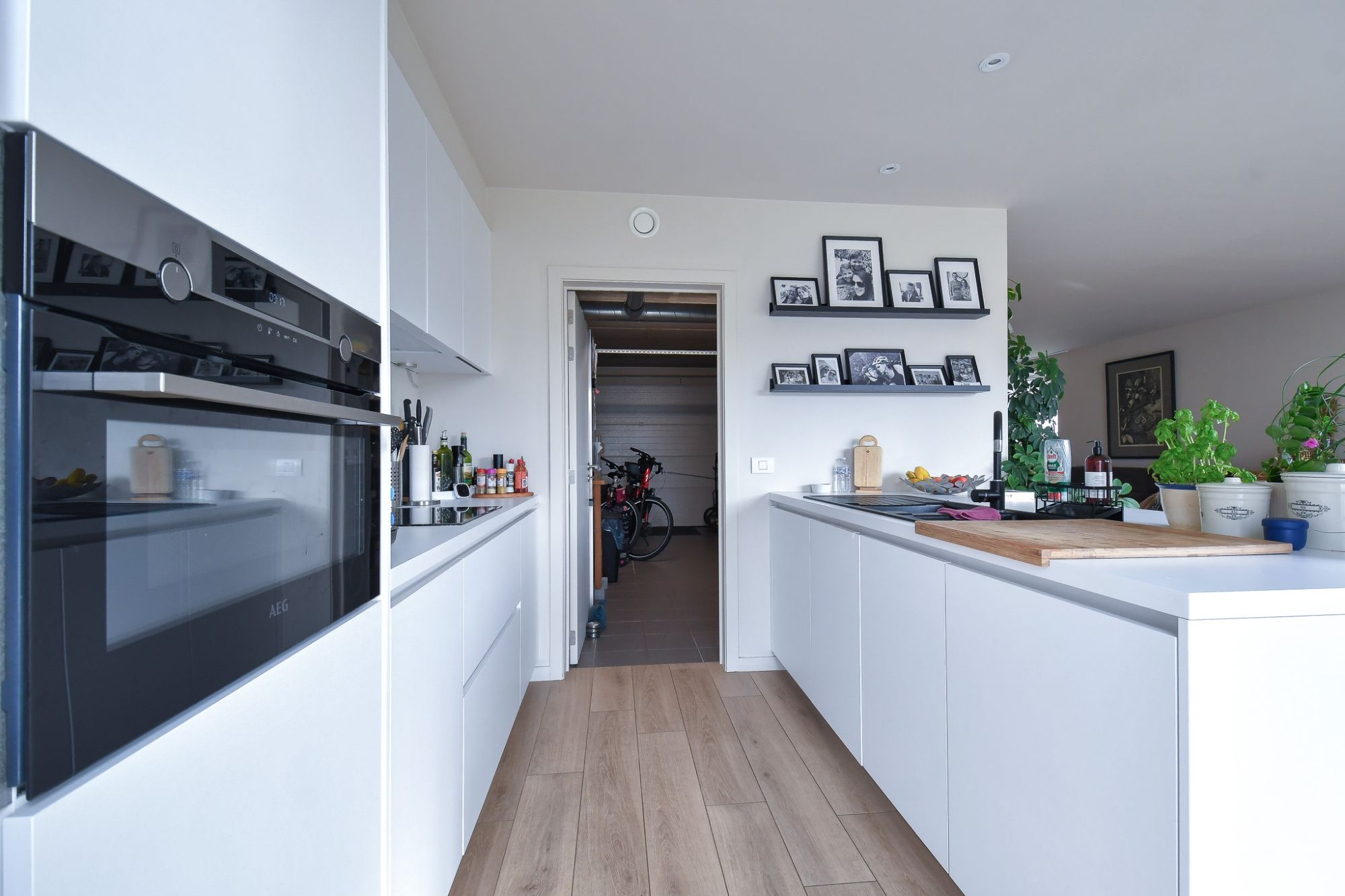 RUSTIG GELEGEN, RUIME woning met zongerichte tuin en garage foto 8
