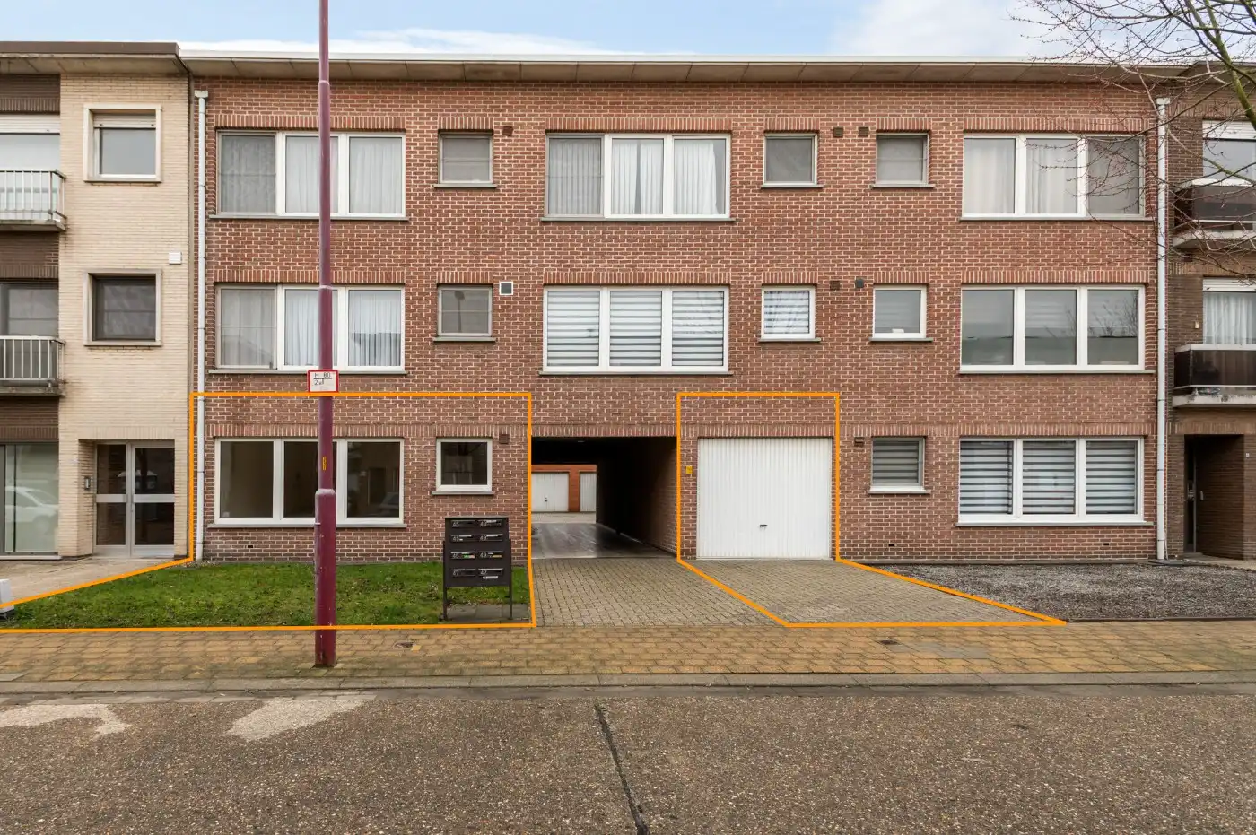 Tof, gelijkvloers, 2 slpk.-appt met privatief tuintje en ruime garagebox + staanplaats foto {{pictureIndex}}