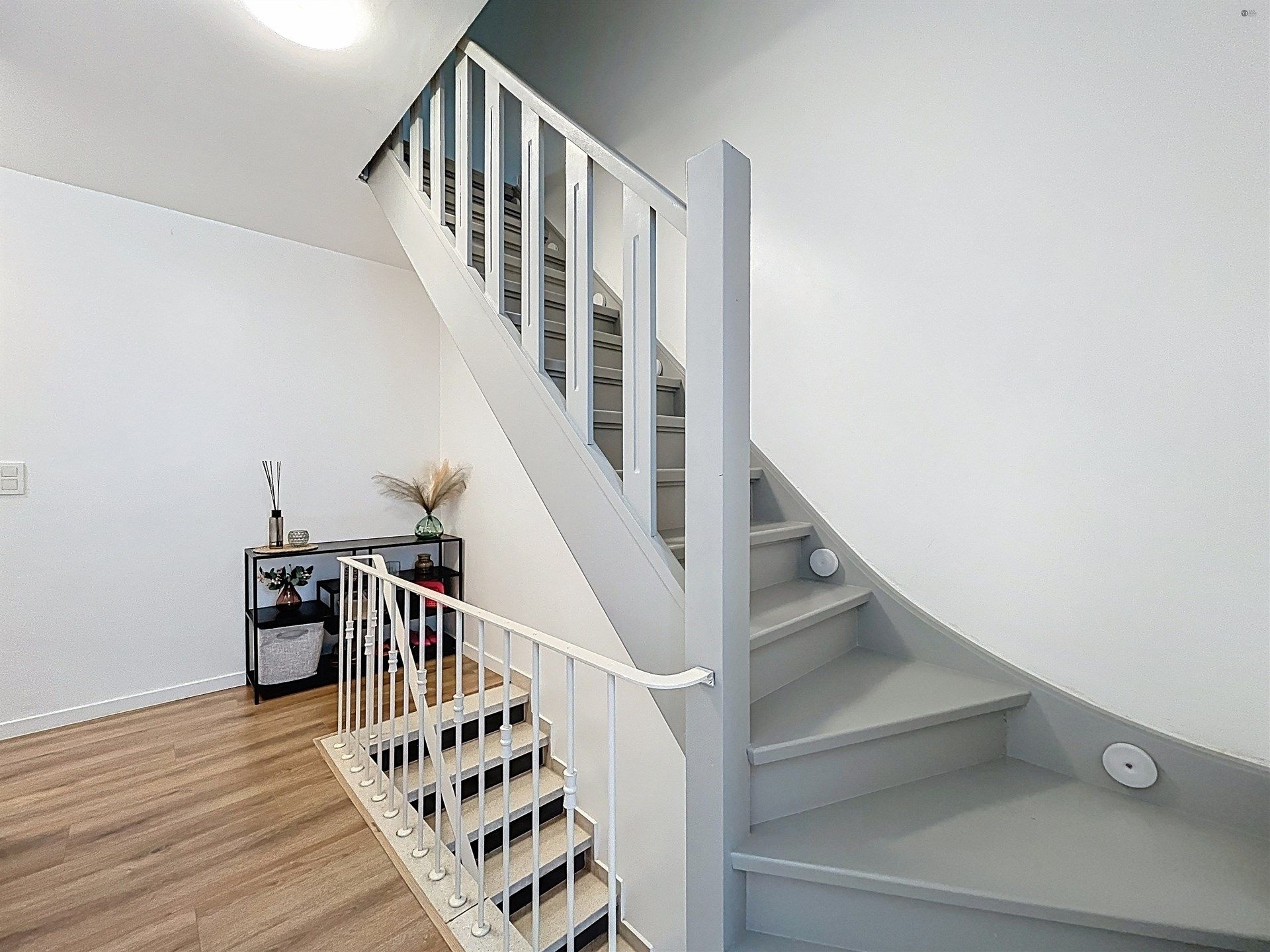 Prachtige instapklare woning met 3 slaapkamers en 3 garages. foto 10