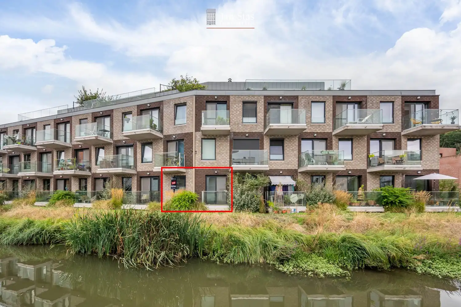 Recente studio met een terras op een groene ligging aan het water en in het centrum van Leuven! foto {{pictureIndex}}
