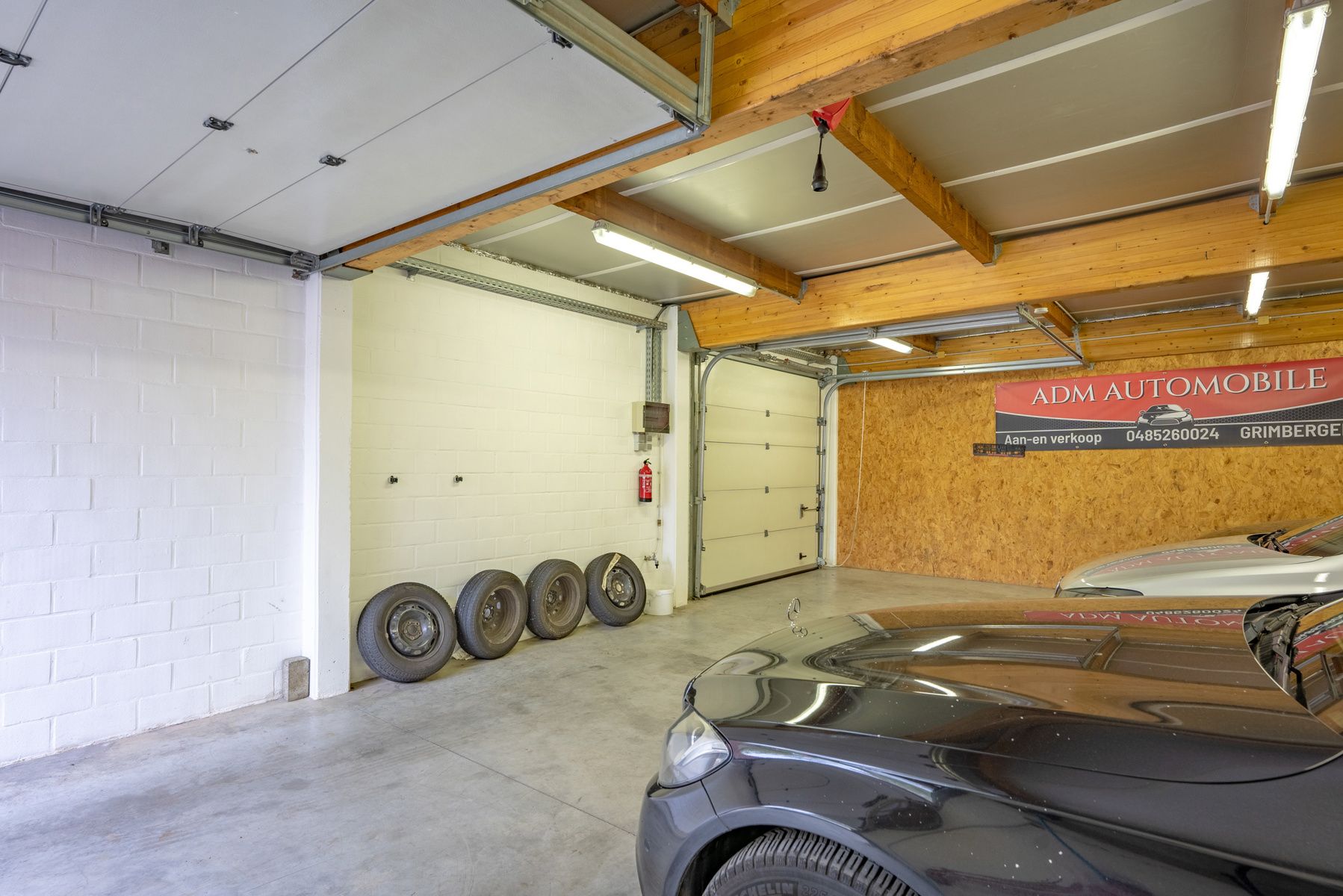 Lot van 1 magazijn, 3 garageboxen, 1 berging en 5 parkings foto 8