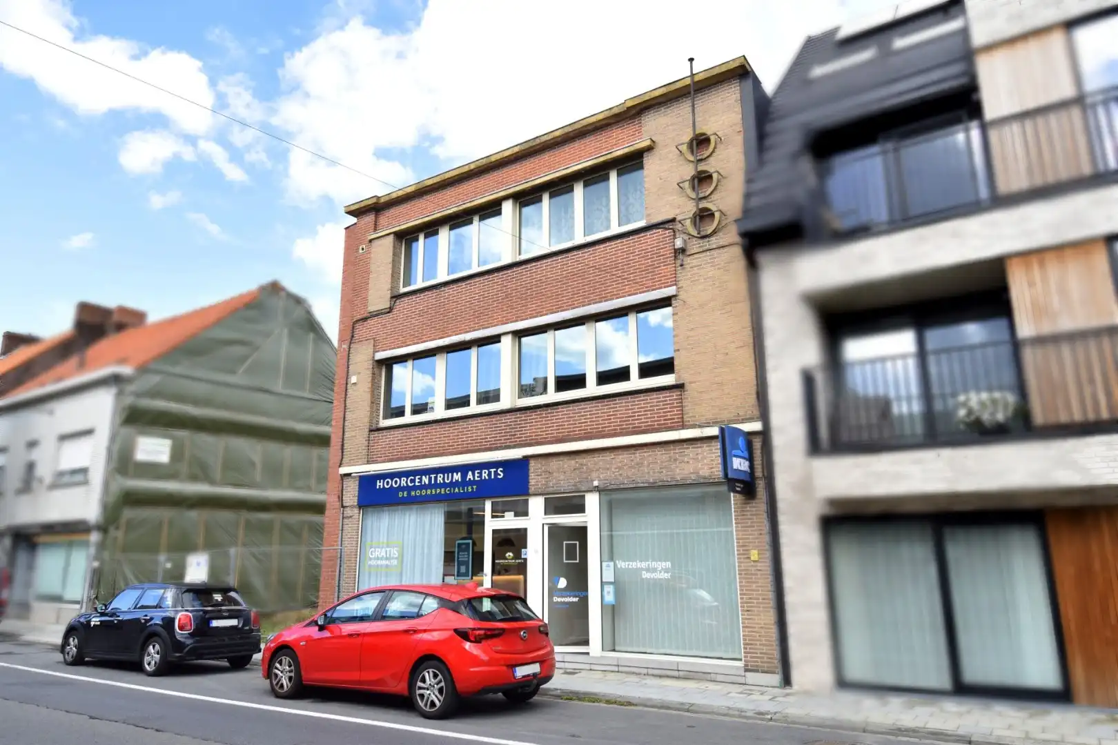 Kantoor/winkel ruimte te huur op uiterst commerciële ligging te Gullegem! foto {{pictureIndex}}