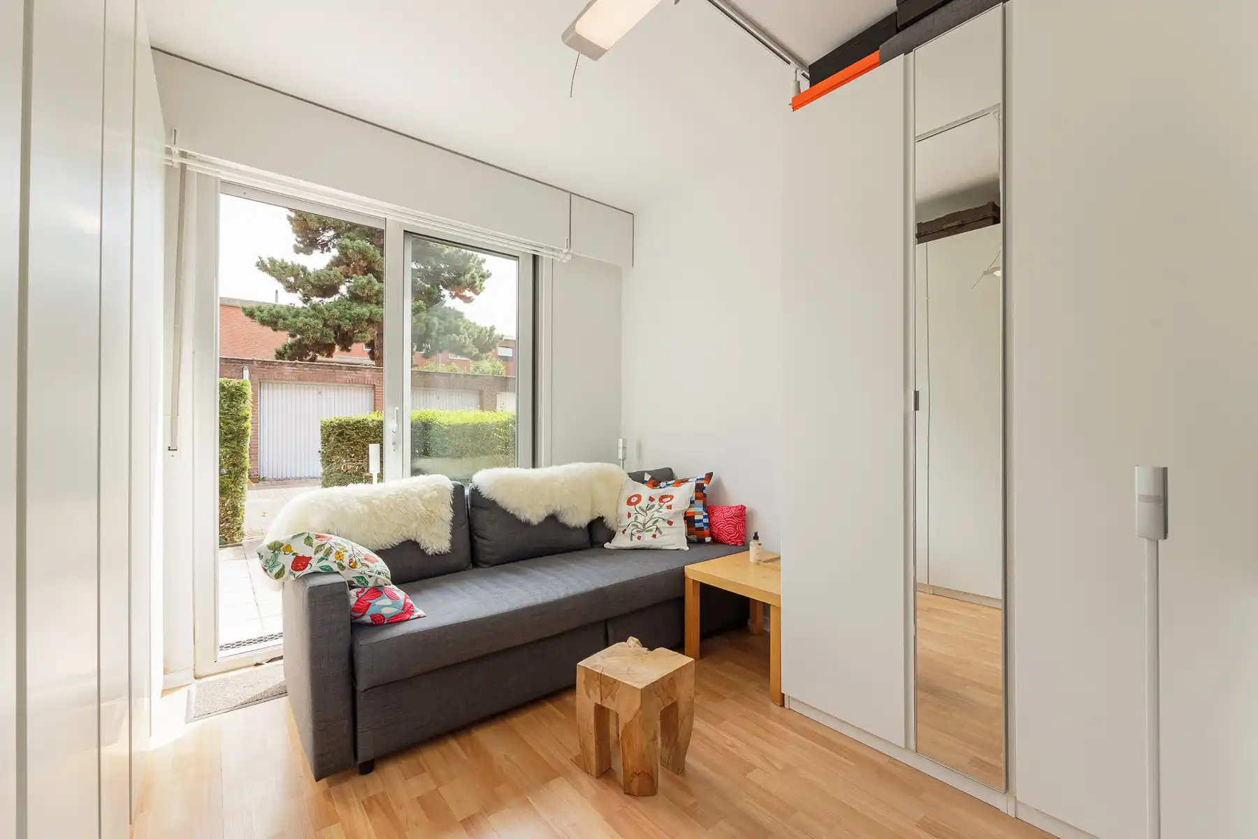 INSTAPKLAAR GELIJKVLOERS 2 SLAAPKAMER APPARTMENT + GARAGE foto 8