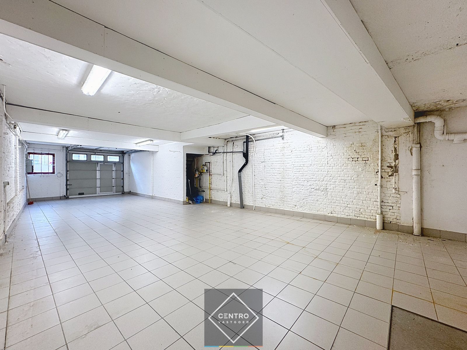 Centraal gelegen pand met ruime garage! foto 13