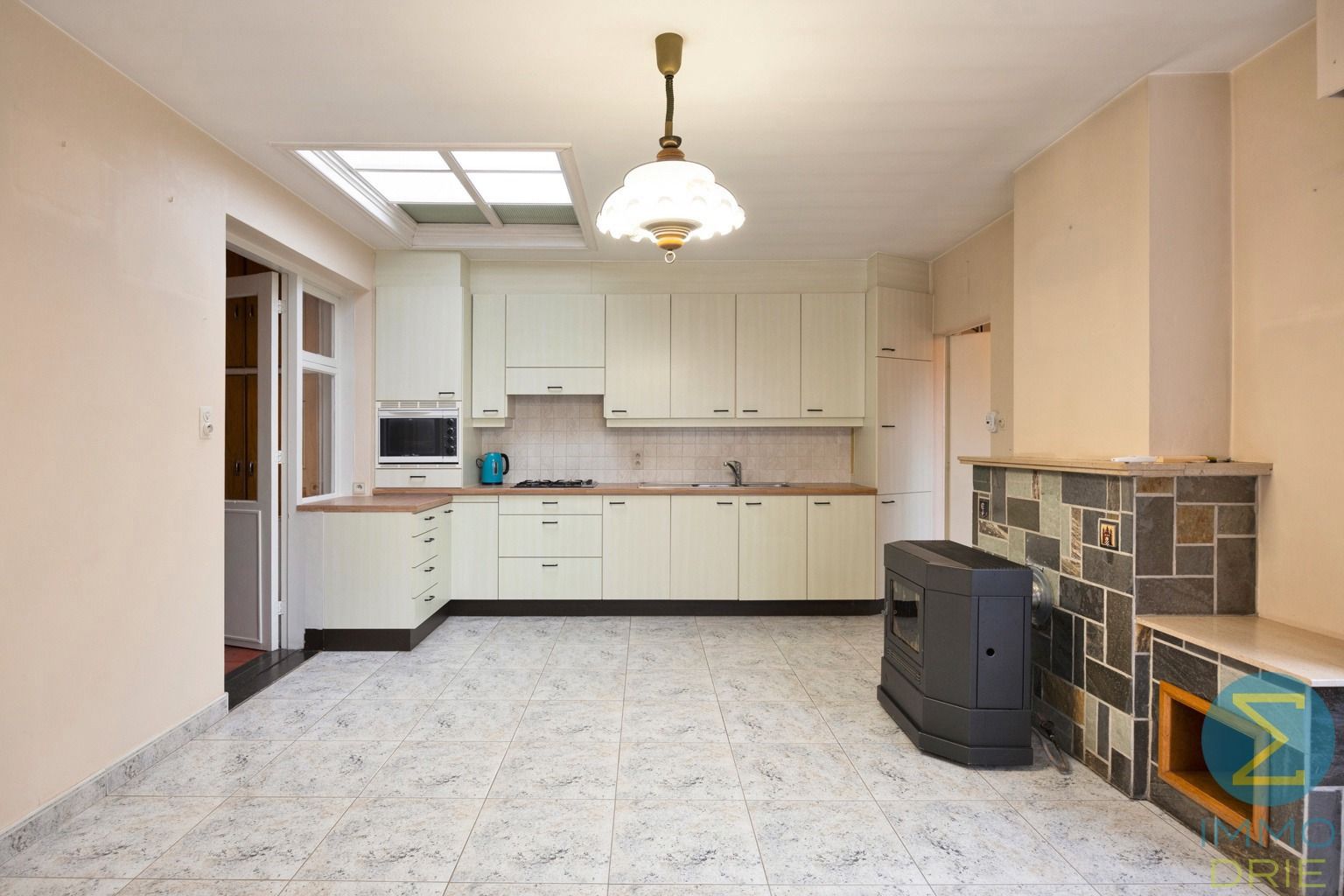 Rustig gelegen te renoveren woning met 3 slpks op 855 m² foto 9