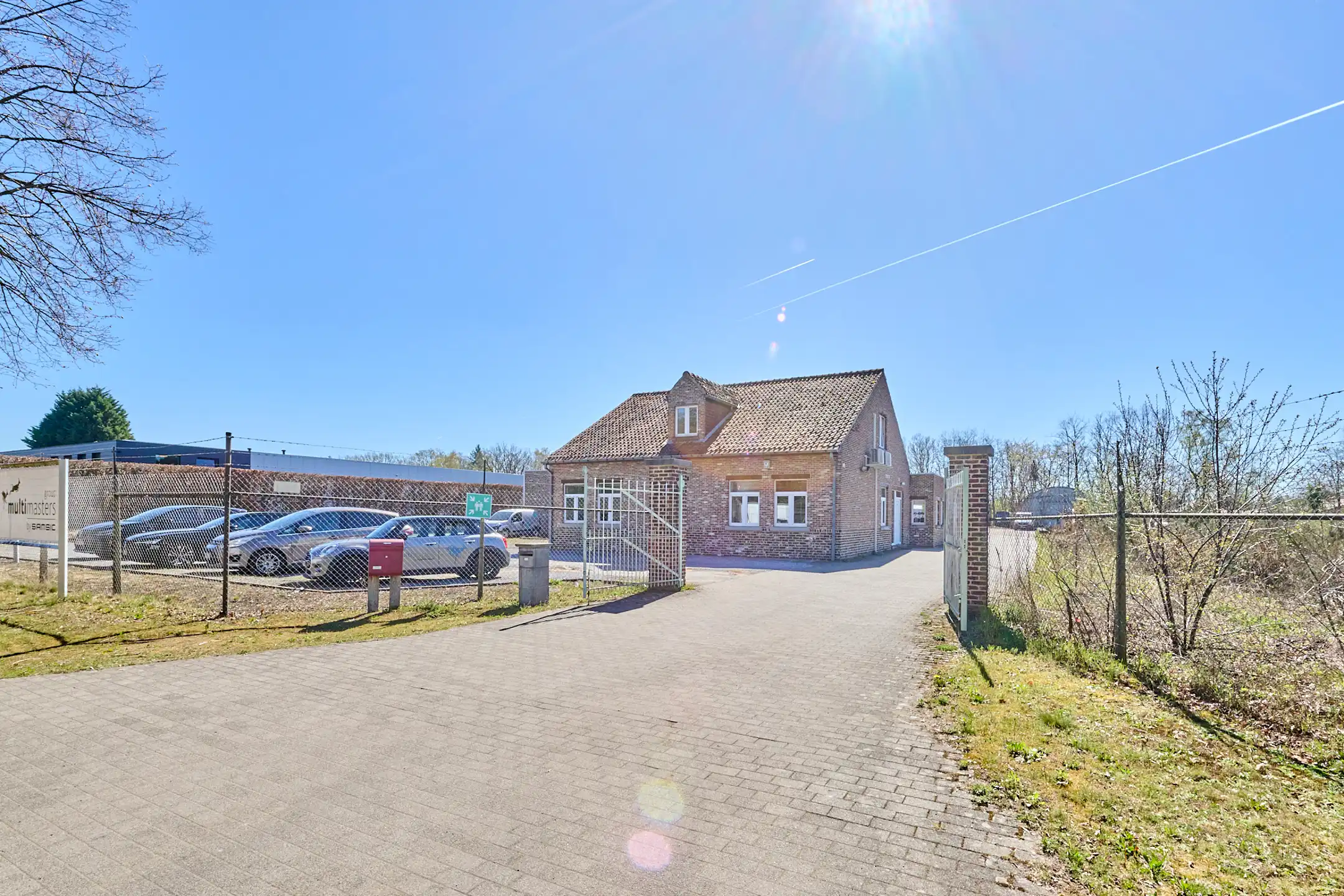 TE KOOP: BEDRIJFSGEBOUW OP PERCEEL VAN 8.000M² IN ZONHOVEN foto 3